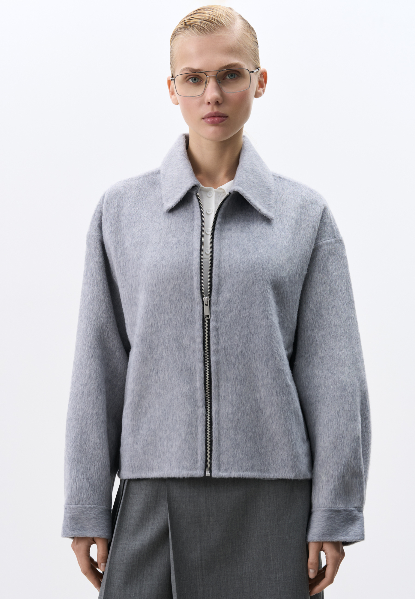 Жакет на молнии из 100% шерсти. Модель свободного кроя с отложным воротником, спущенной линией плеч и двумя боковыми карманами. Застежка на молнию. Брендированный ярлык на спине.