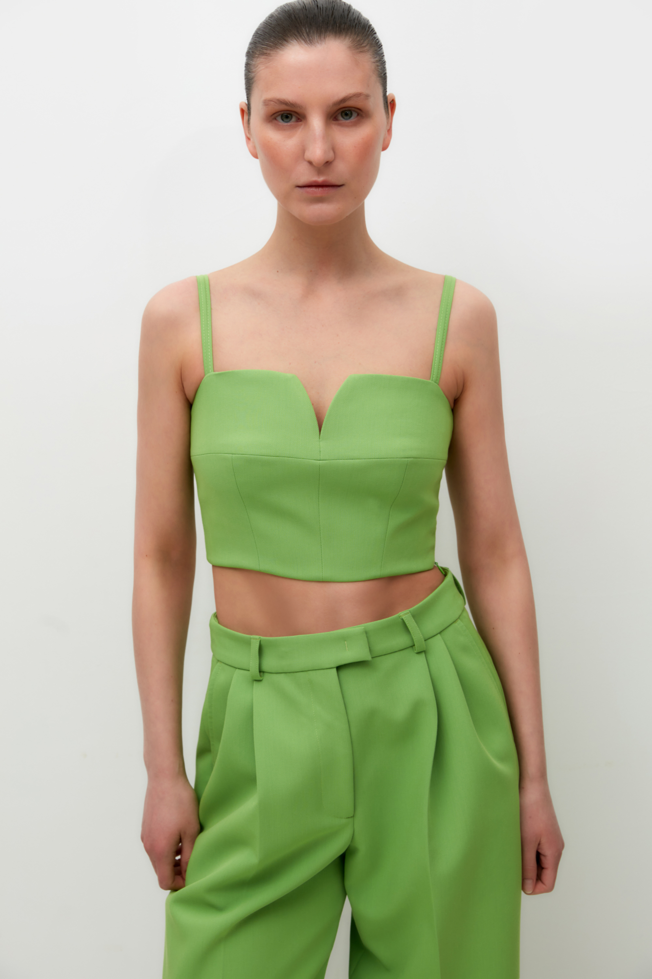 Топ из поливискозы с застежкой на молнии сбоку.