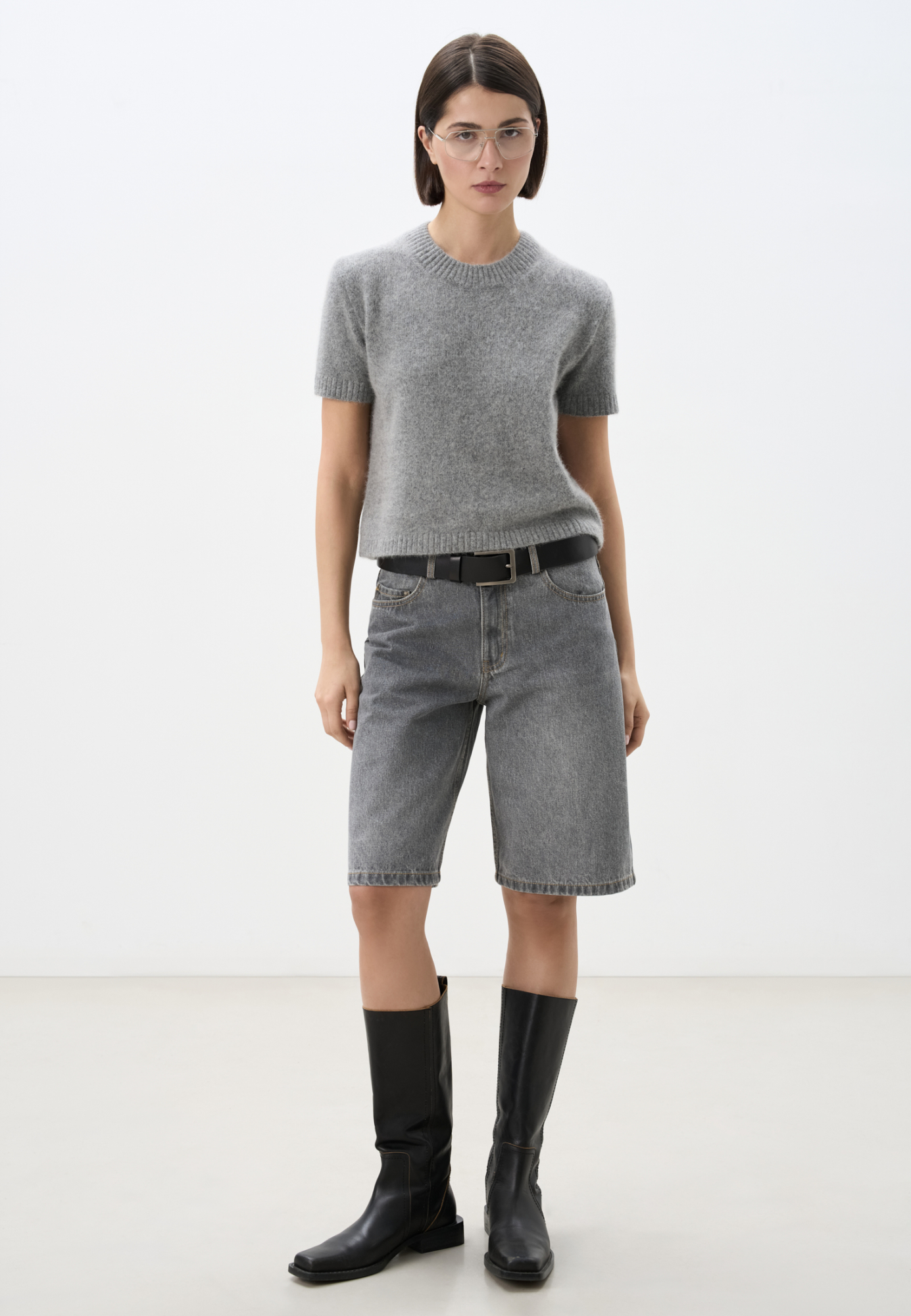 Джинсовые шорты-бермуды из 100% хлопка. Модель прямого кроя, со средней посадкой. Шлевки на поясе для ремня. Пять карманов. Застежка на молнию и металлическую пуговицу.