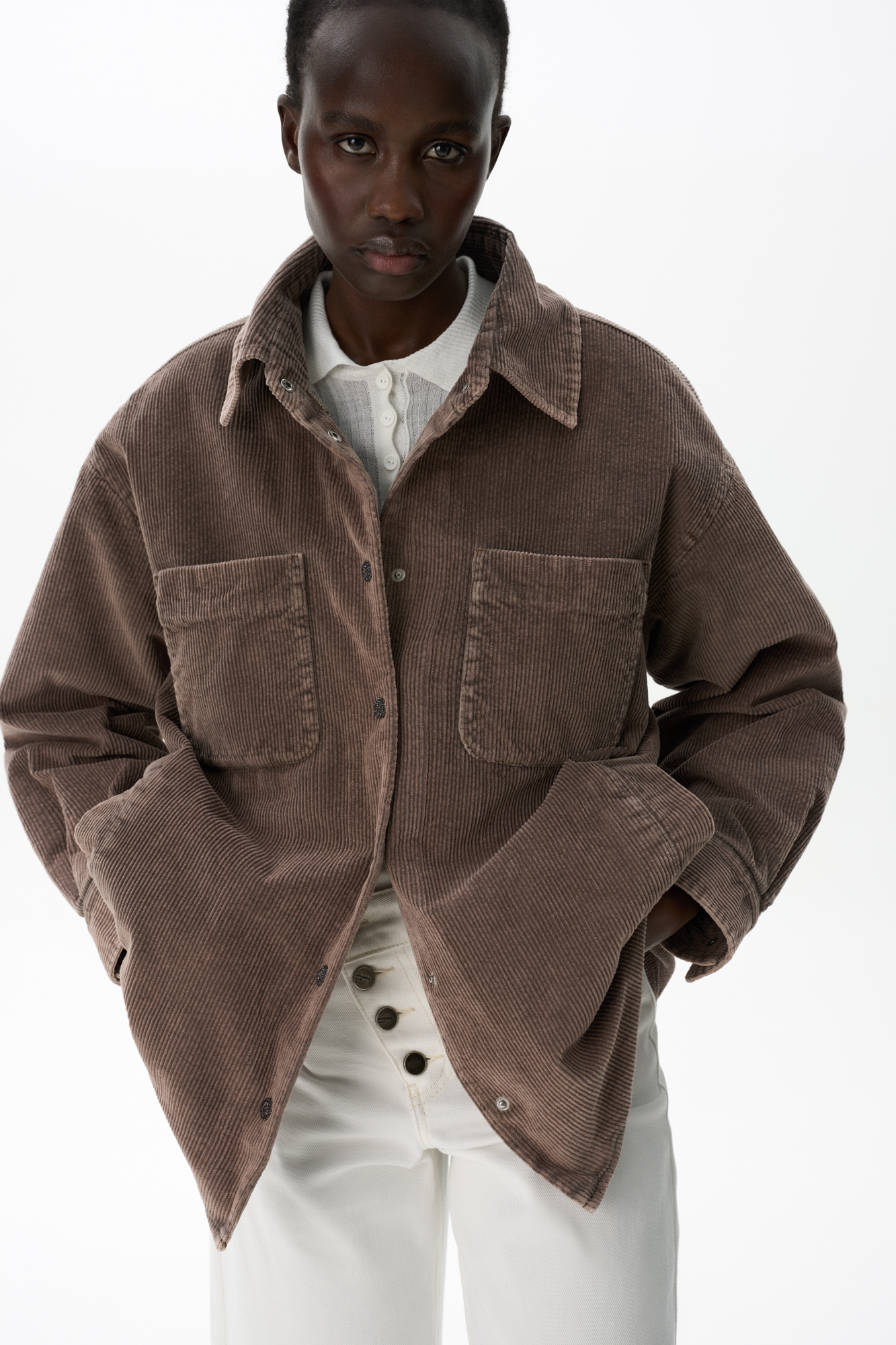 Вельветовая куртка из хлопка. Модель прямого кроя с отложным воротником, двумя накладными карманами на груди, двумя прорезными карманами и застежкой на кнопки. Изделие на подкладке.