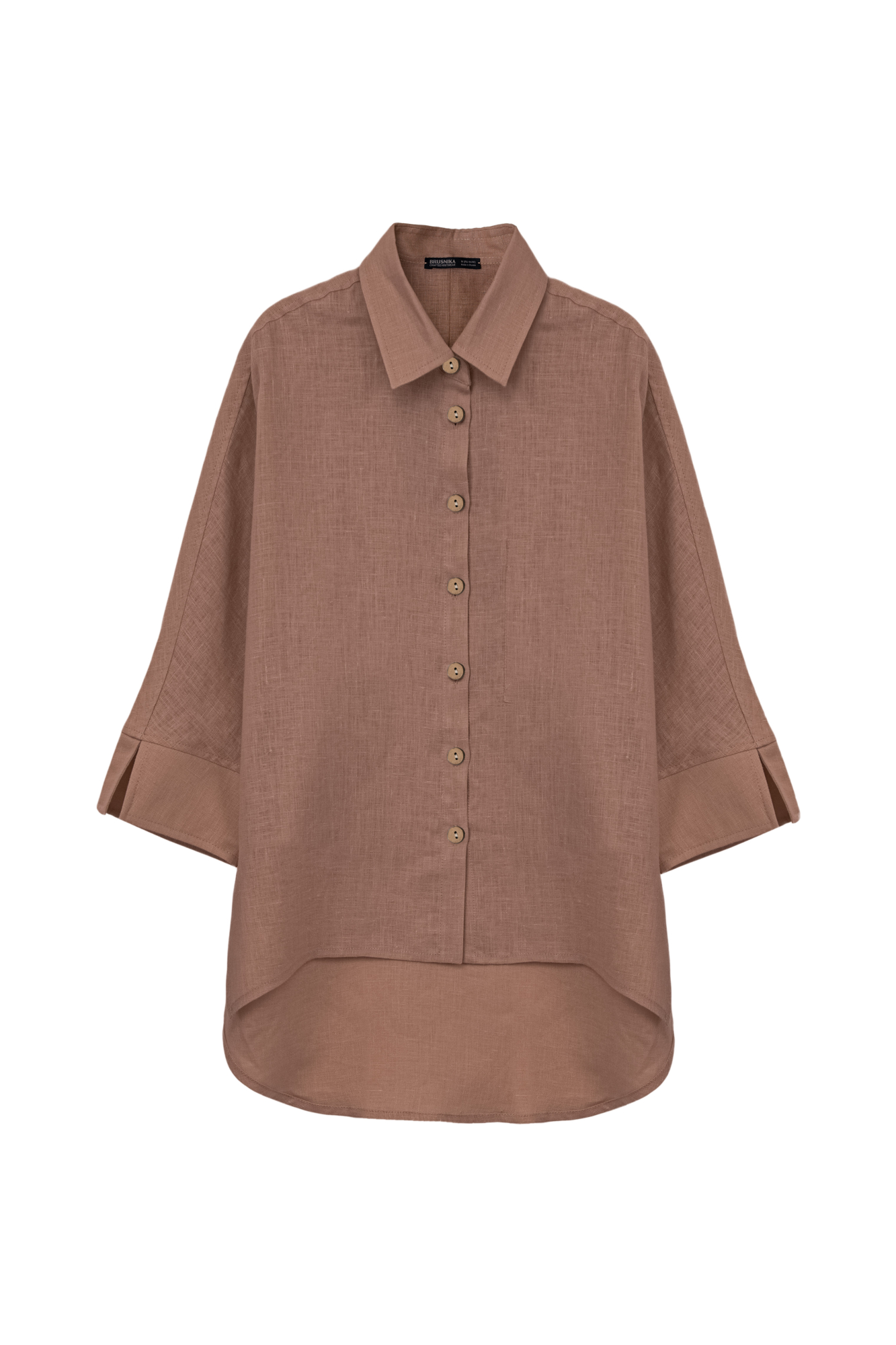 Рубашка из 100% льна с удлиненной спинкой. Модель свободного силуэта с разрезами на манжетах и по бокам. Накладной карман на груди.