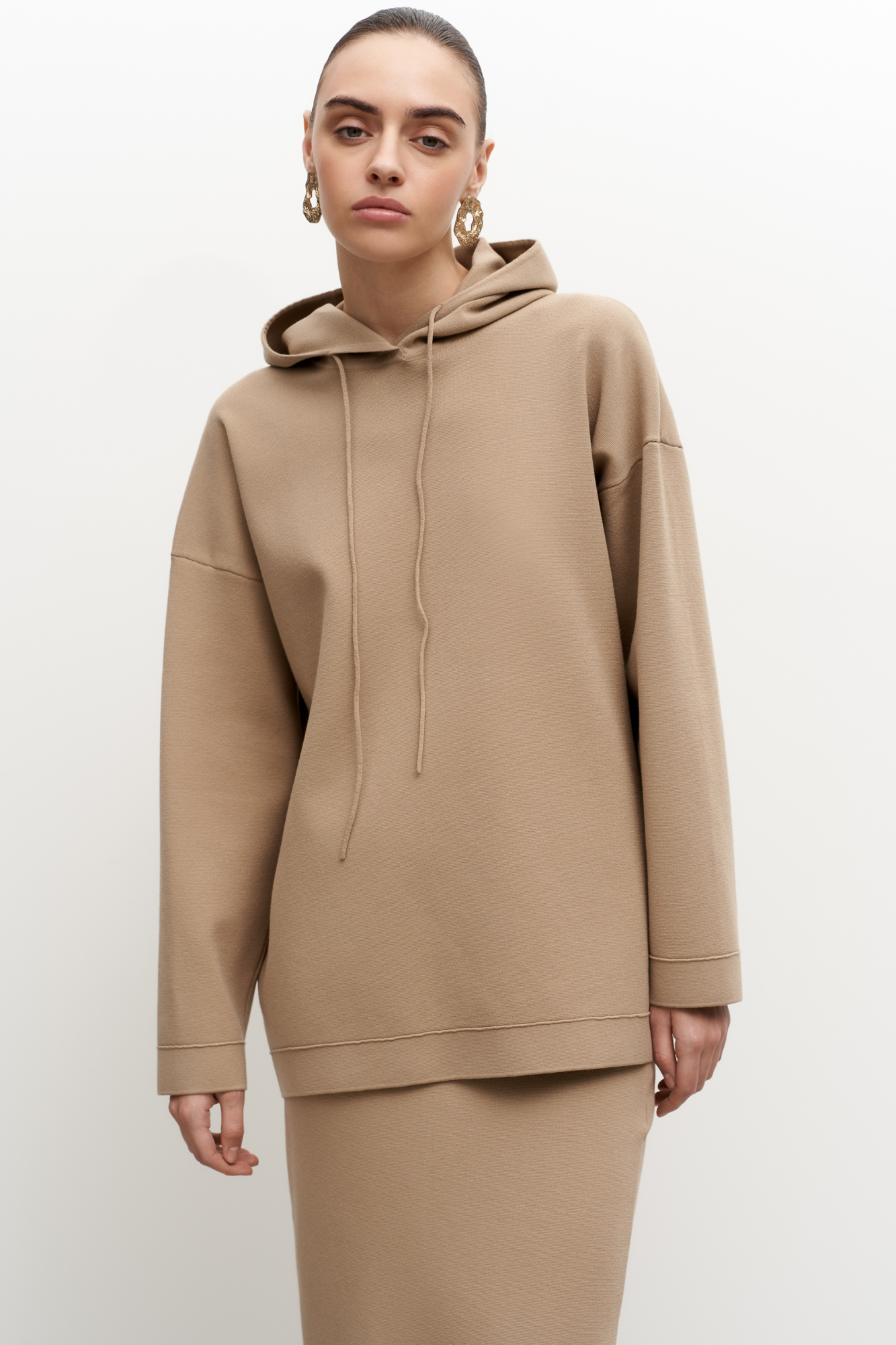 Трикотажное худи из мягкой вискозы. Модель свободного силуэта с капюшоном на кулиске и спущенной линией плеч.