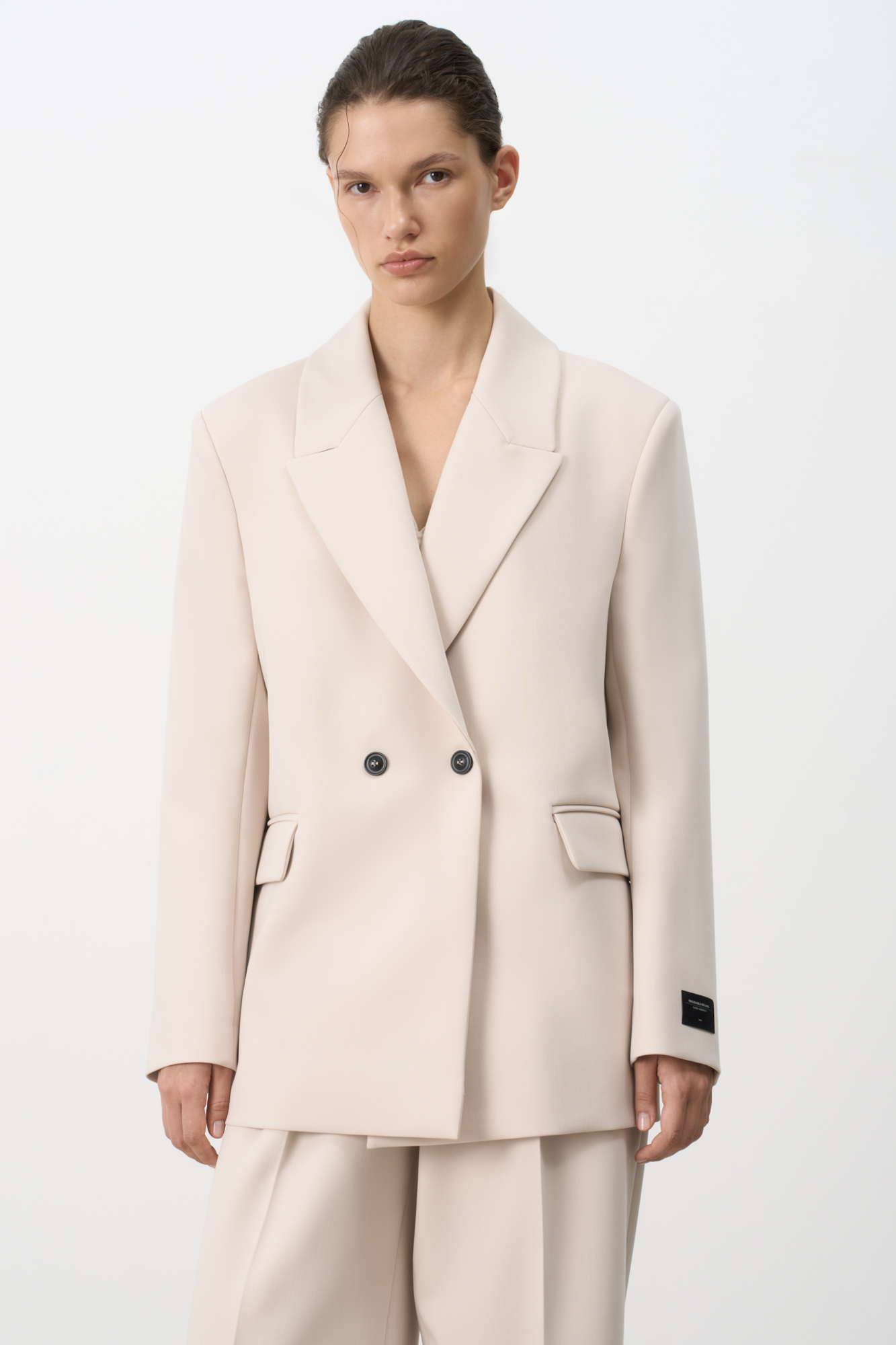 Классический жакет из поливискозы. Накладные карманы, брендированный ярлык на рукаве. Застежка на пуговицы.