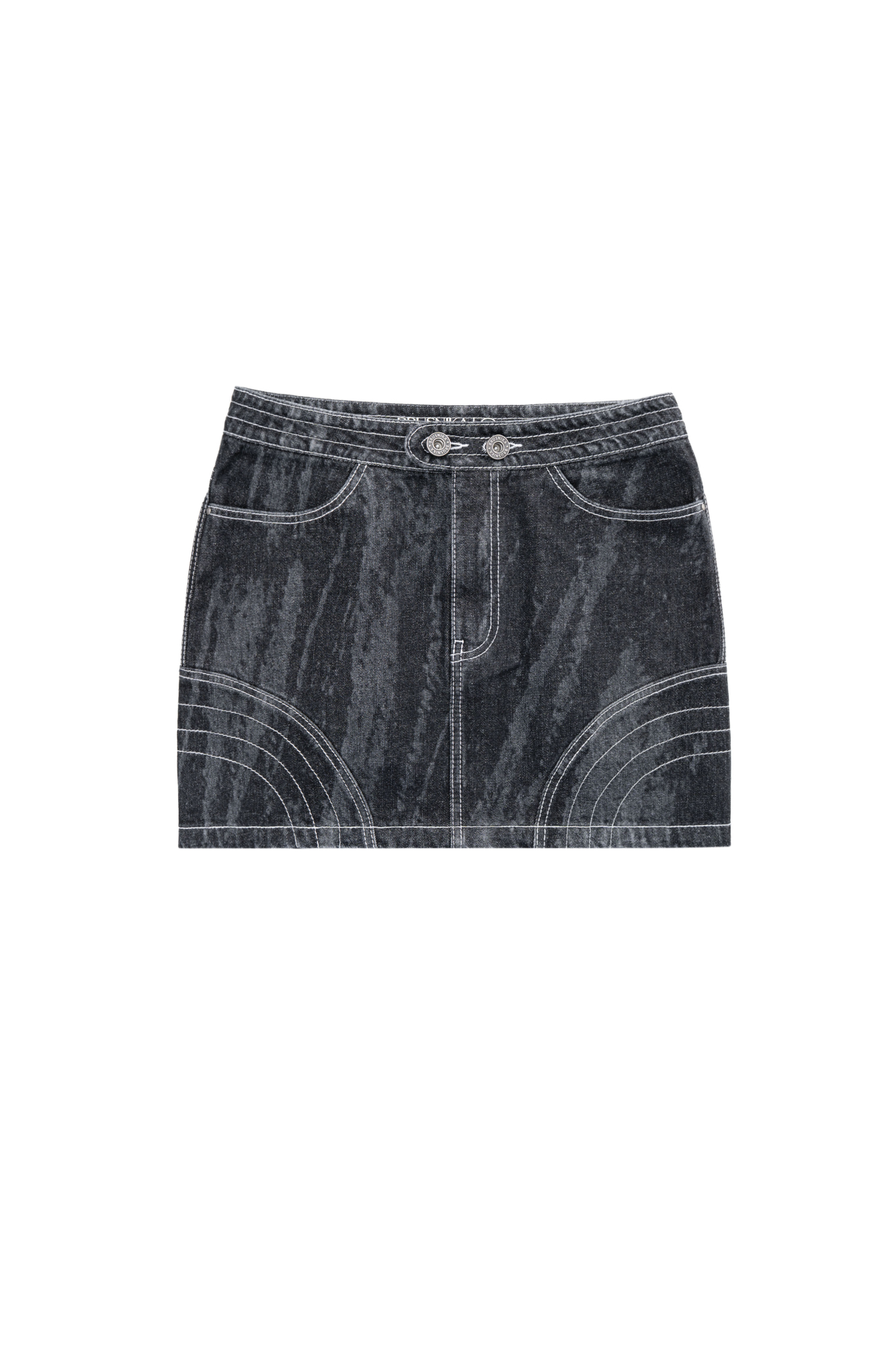 Джинсовая юбка длины мини. Изделие декорировано отстрочкой контрастного цвета, формирующей графические акценты. Застежка на молнию и пуговицу. Без подкладки.