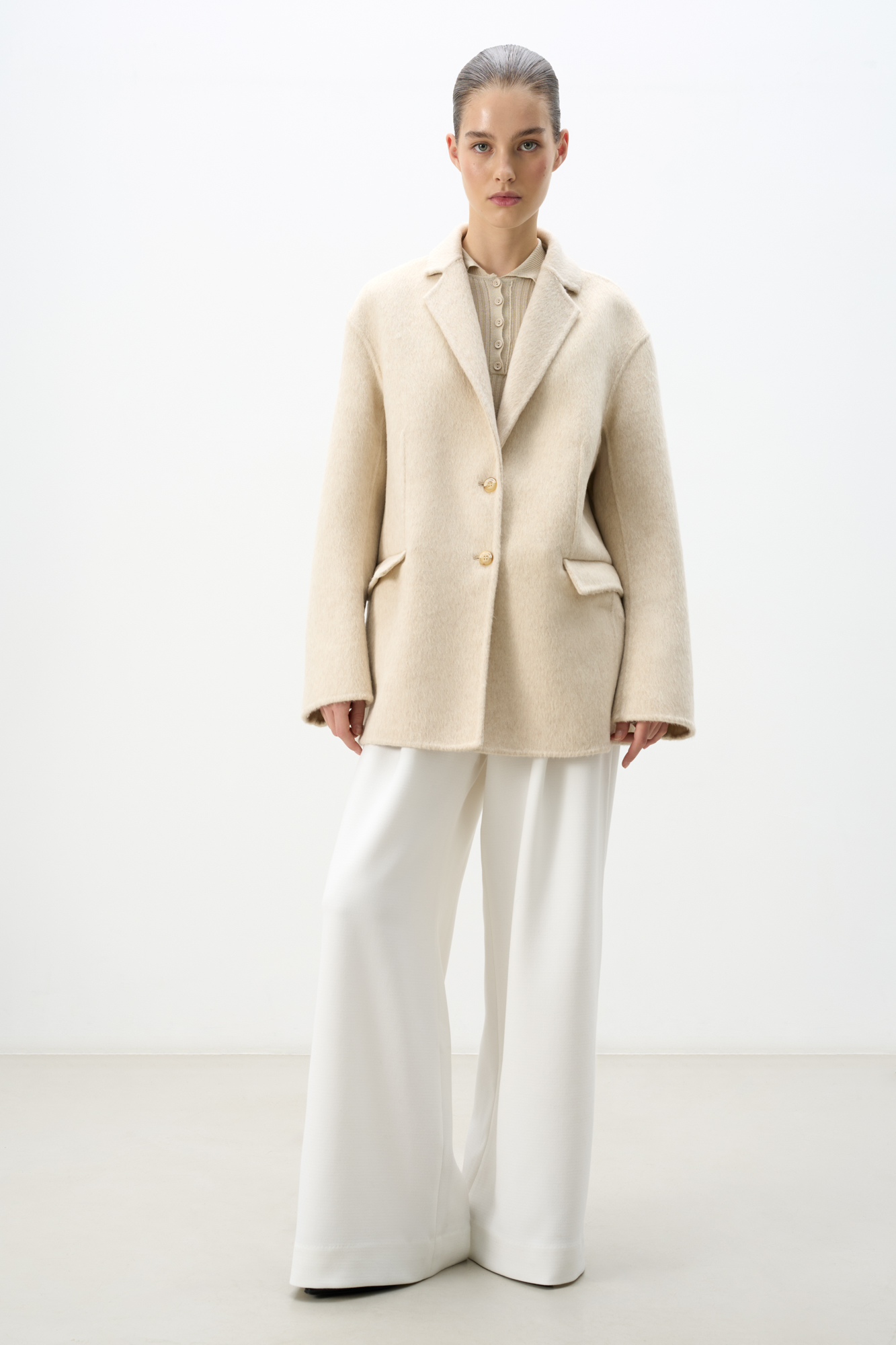 Однобортный жакет-пальто из шерсти. Модель прямого кроя с вытачками, классическим отложным воротником и двумя прорезными карманами с клапанами. Застежка на две пуговицы. Изделие без подкладки. При созаднии жакета была использована технология Double Face, тщательная ручная обработка швов обеспечивает отсутствие видимых строчек на лицевой стороне.