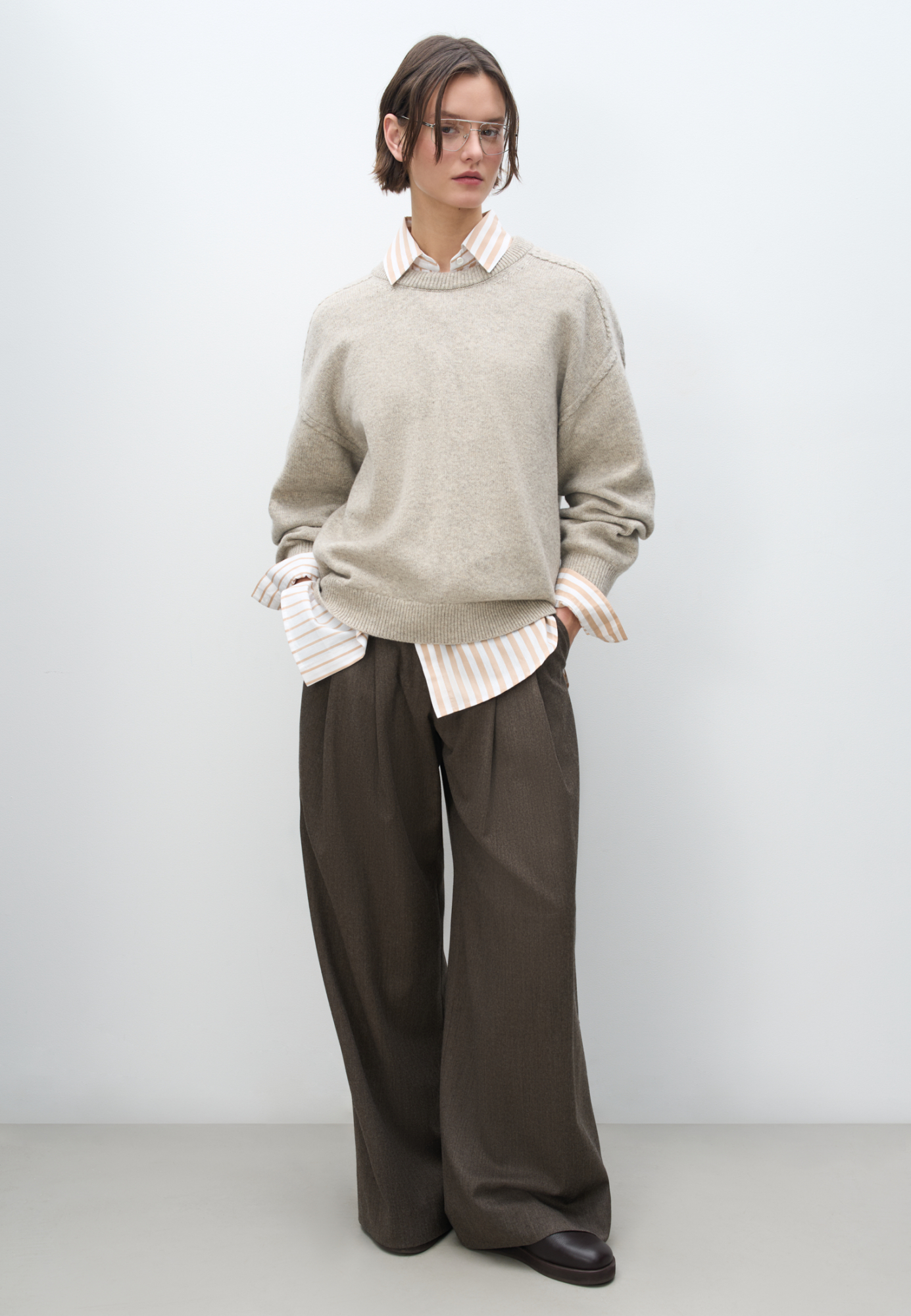 Трикотажный джемпер из шерсти яка с добавлением шерсти мериноса экстрафайн. Модель свободного силуэта, с вывязанной круглой горловиной и рукавом реглан с декоративными сбавками. Низ изделия и манжеты рукавов выполнены в рубчик.