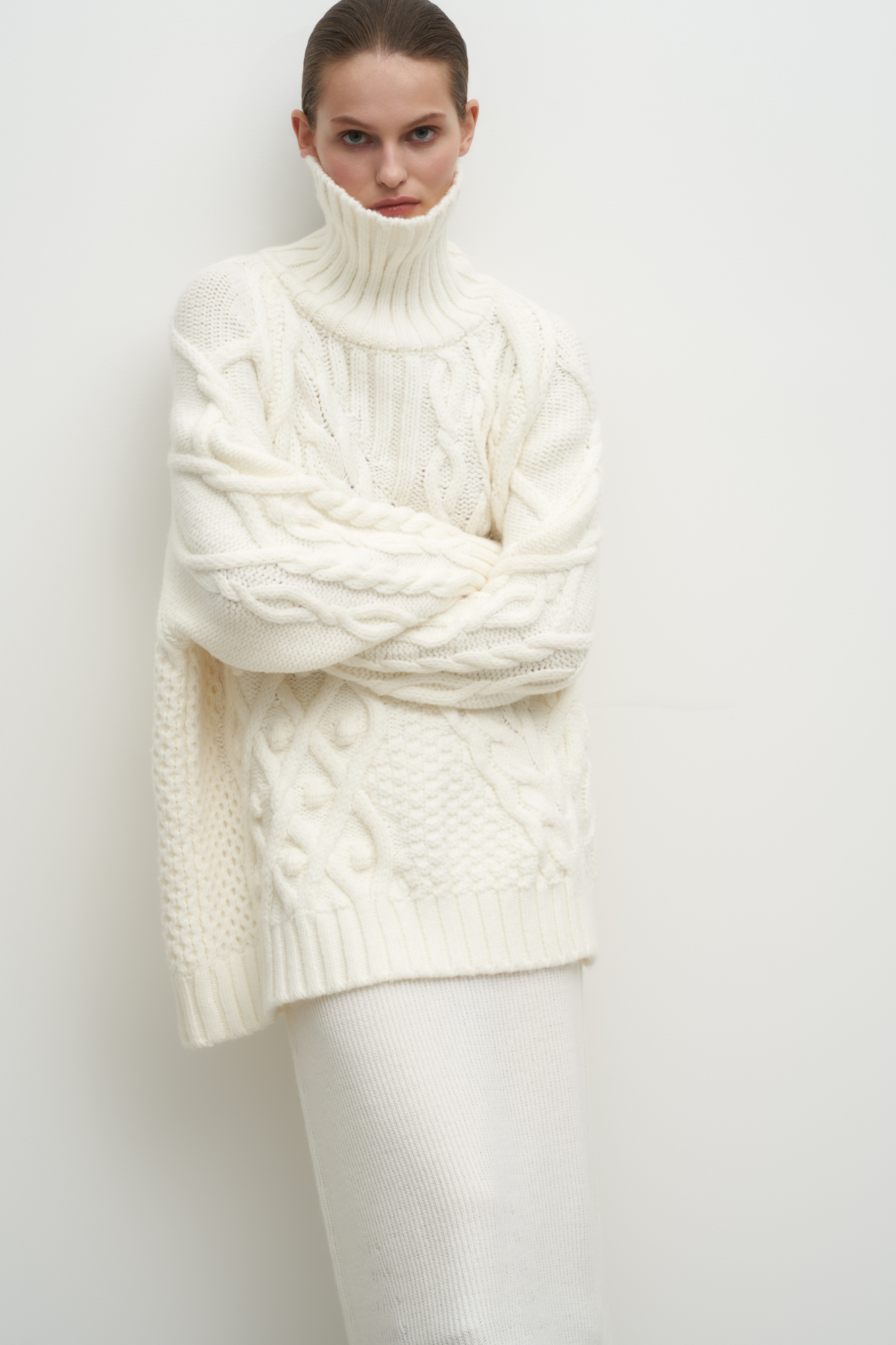 Трикотажный джемпер из шерсти альпака с добавлением кидмохера. Модель свободного силуэта с воротником-стойкой и спущенным плечом.