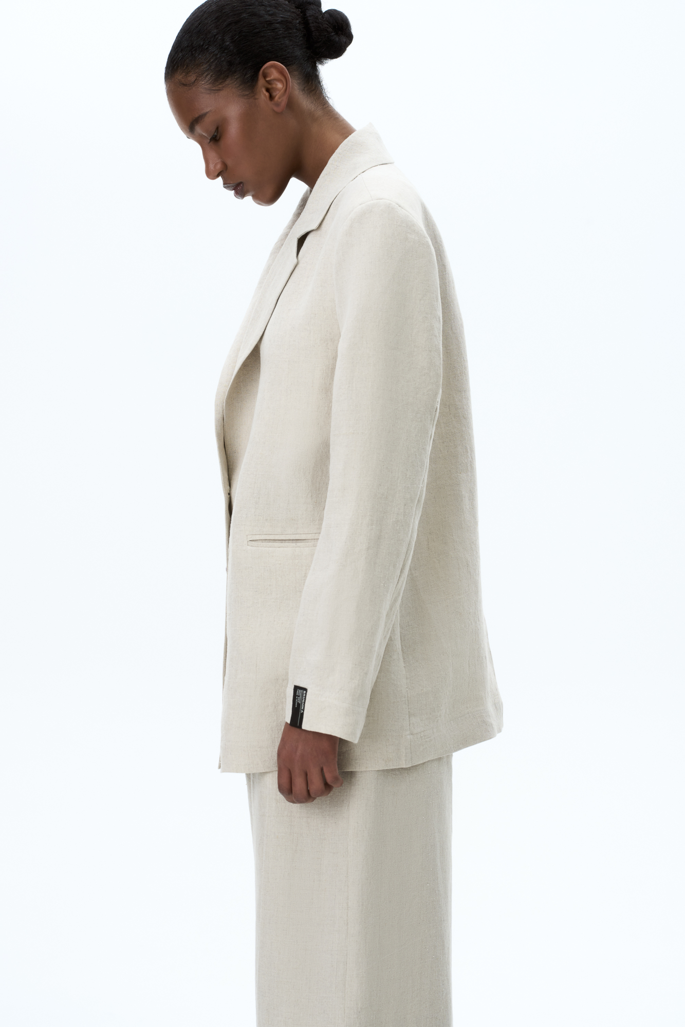 Однобортный жакет, выполненный из конопляной ткани. Модель прямого кроя, передние карманы с клапанами и брендированный ярлык на рукаве. Использование конопляной ткани придает изделию особую прочность и износостойкость, а натуральное происхождение подчеркивает экологичность данной модели.