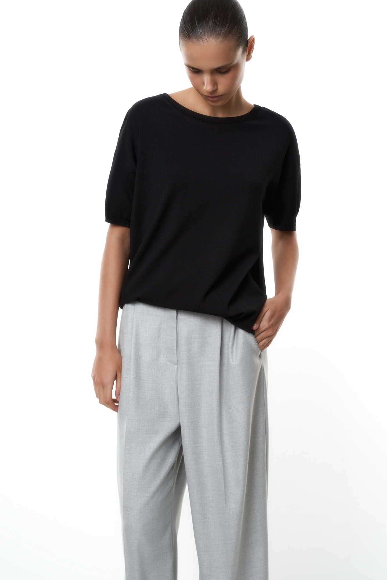 Трикотажная футболка из поливискозы. Модель свободного силуэта со спущенной линией плеча и круглым вырезом горловины. Манжеты рукавов, горловина и низ изделия выполнены в рубчик.