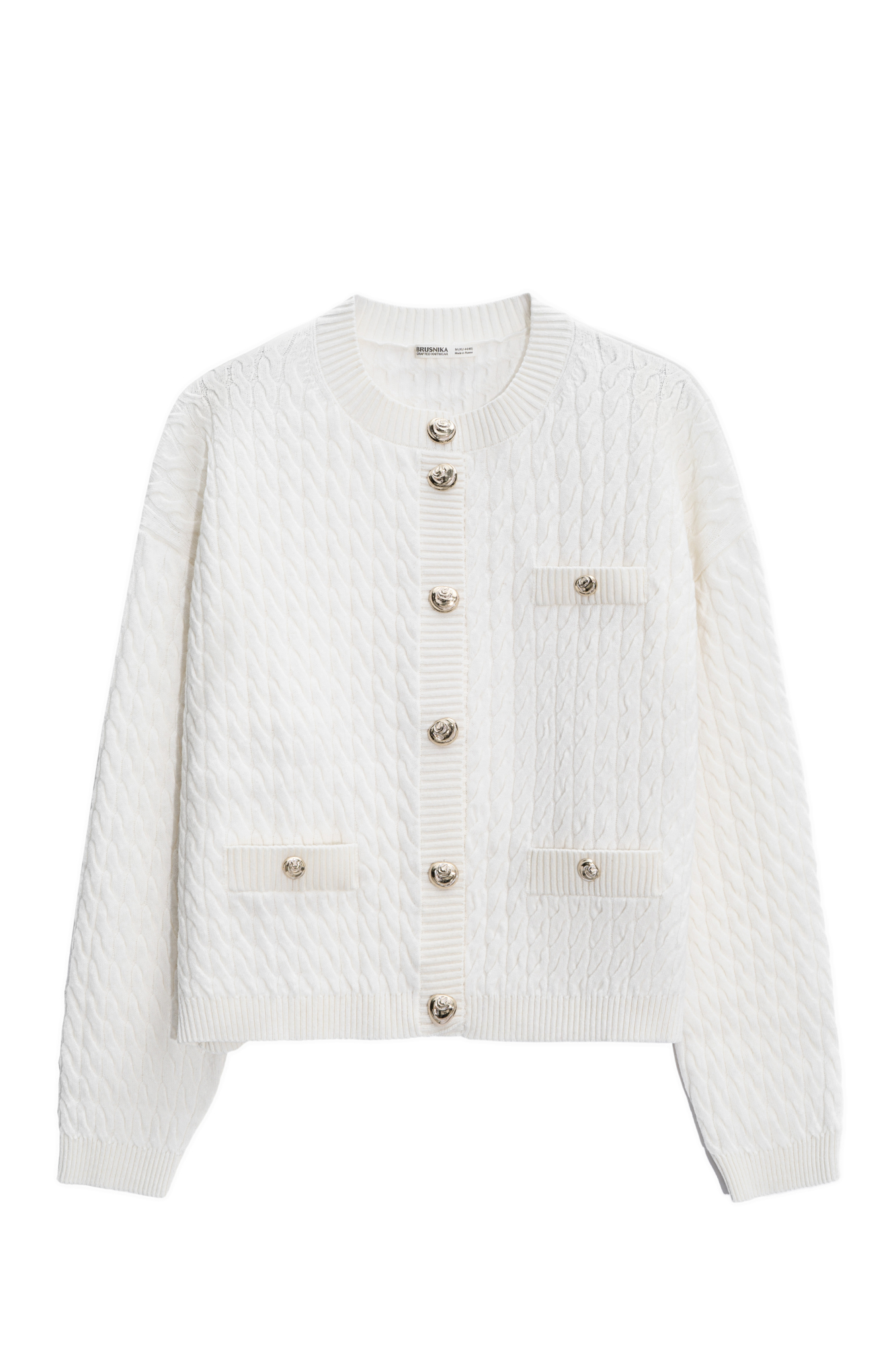 Кардиган из 100% шерстимериноса экстрафайн, выполненный вязкой косами. Модель свободного кроя с длинными рукавами, спущенной линией плеч и круглым вырезом горловины. Имитация карманов с клапанами. Изделие декорировано крупными акцентными пуговицами.