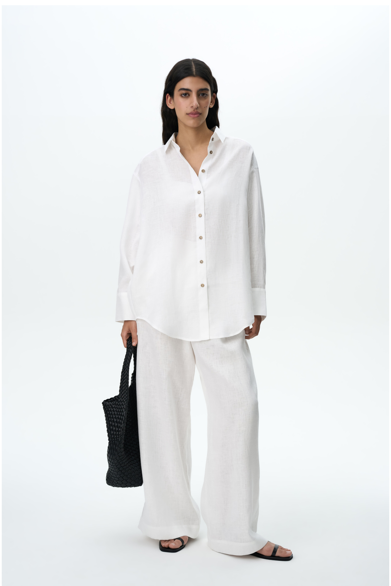 Брюки из 100% льна. Модель прямого кроя, с высокой посадкой, косой застежкой на пуговицу и молнию, боковыми карманами.