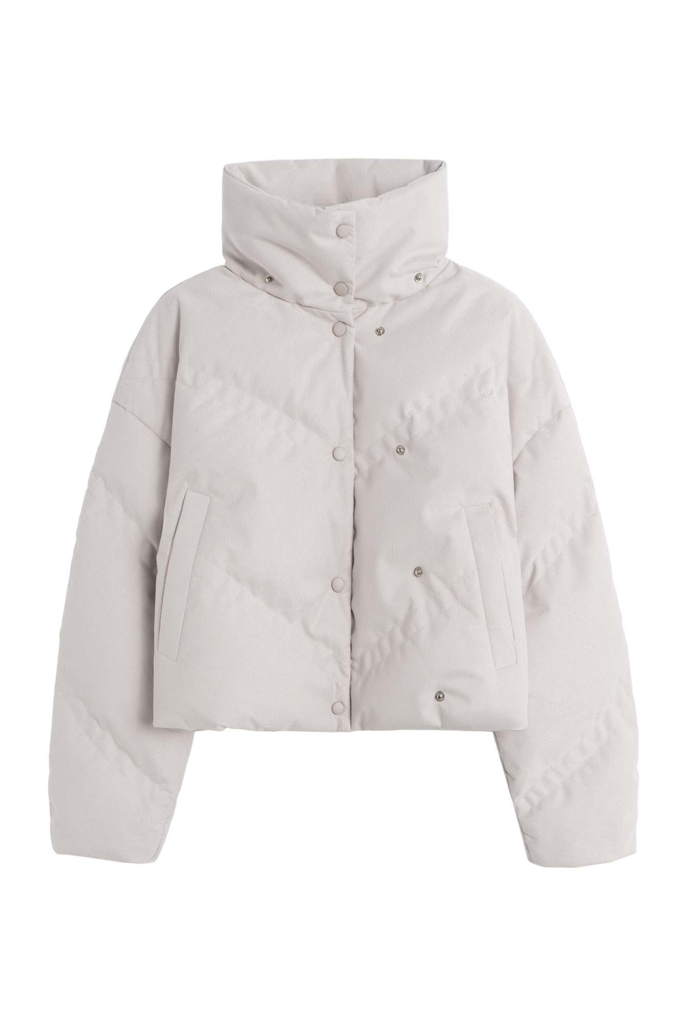 Пуховик с воротником-стойкой, съемным капюшоном и графичной стежкой с двойной отстрочкой. Модель имеет два варианта застежки на металлические кнопки. Низ изделия выполнен на кулиске.