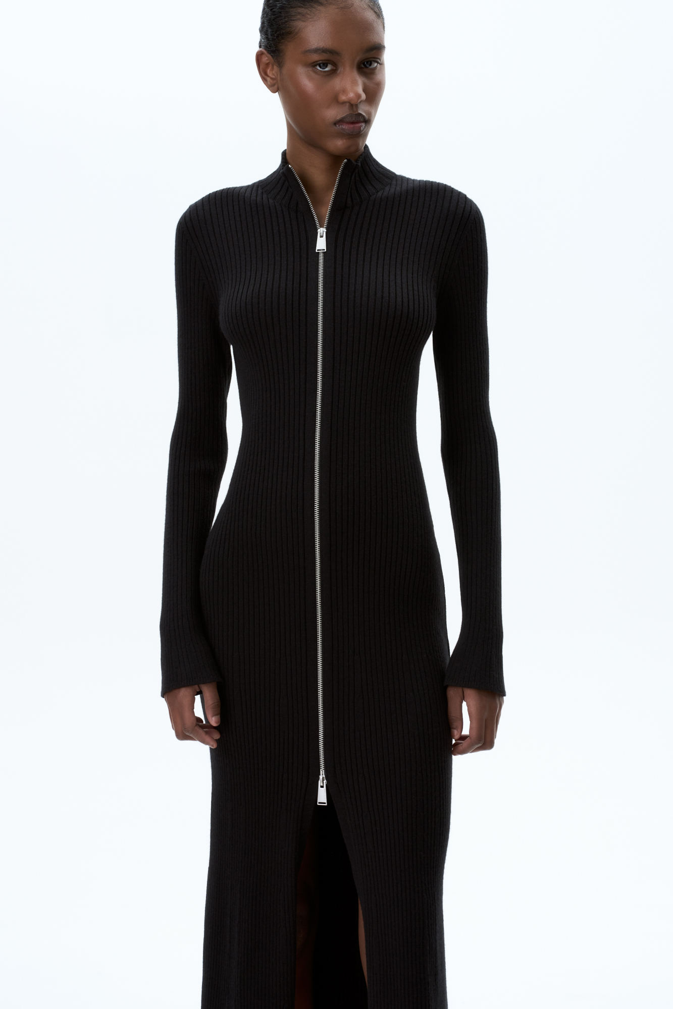 Трикотажное платье из смесовой шерсти. Модель приталенного силуэта длины миди с высоким фронтальным разрезом и застежкой на молнию.