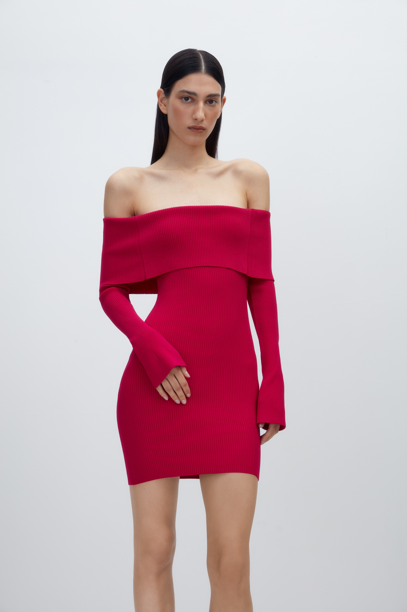 Трикотажное платье длины мини из вискозы в рубчик. Модель приталенного силуэта, с длинными рукавами и открытой линией плеч.