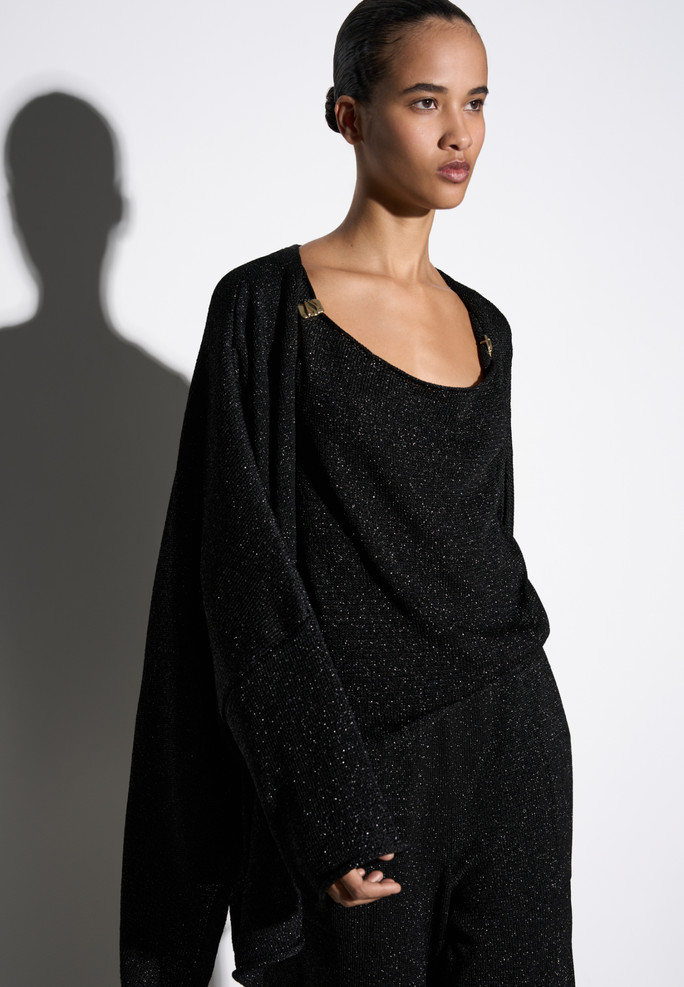 Трикотажный кардиган с люрексом. Модель свободного кроя, с длинными широкими рукавами и спущенной линией плеч. Без застежки.