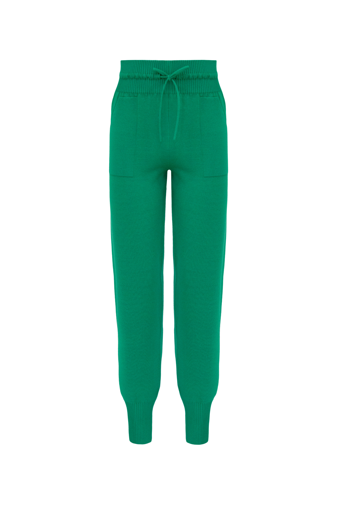 Трикотажыне спортивные брюки. Модель прямого кроя с высокими эластичными манжетами, выполненными в рубчик, регулируемым поясом на кулиске и боковыми карманами.