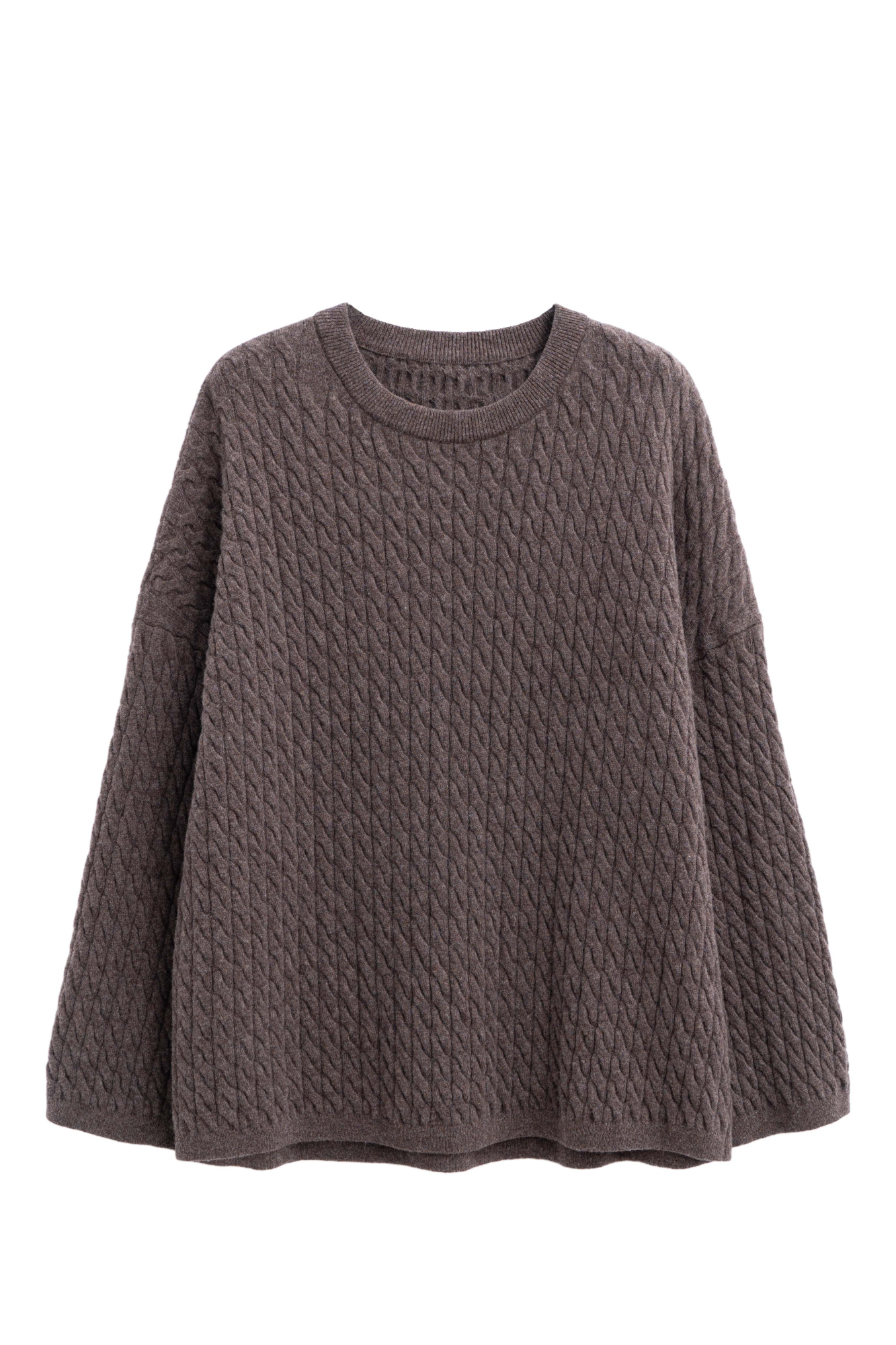Трикотажный джемпер с объемными косами из 100% шерсти мериноса экстрафайн. Модель свободного силуэта, со спущенной линией плеч, круглым вырезом горловины, оформленным двойной бейкой. Края изделия выполнены в мелкий рубчик.
