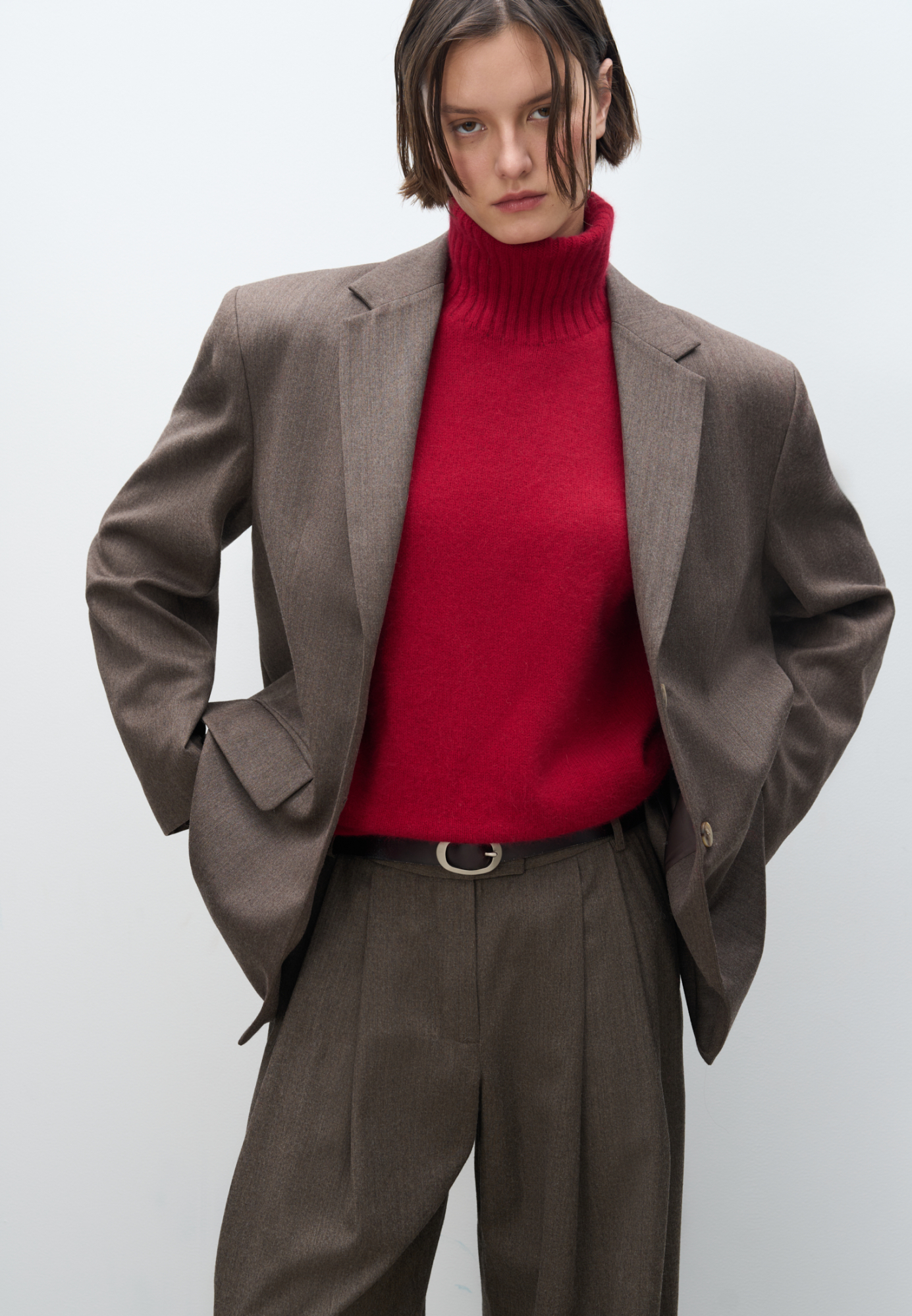 Классический жакет из фланели. Модель прямого кроя с лацканами и прорезными карманами с клапанами. Застежка на две пуговицы. Изделие на подкладке.