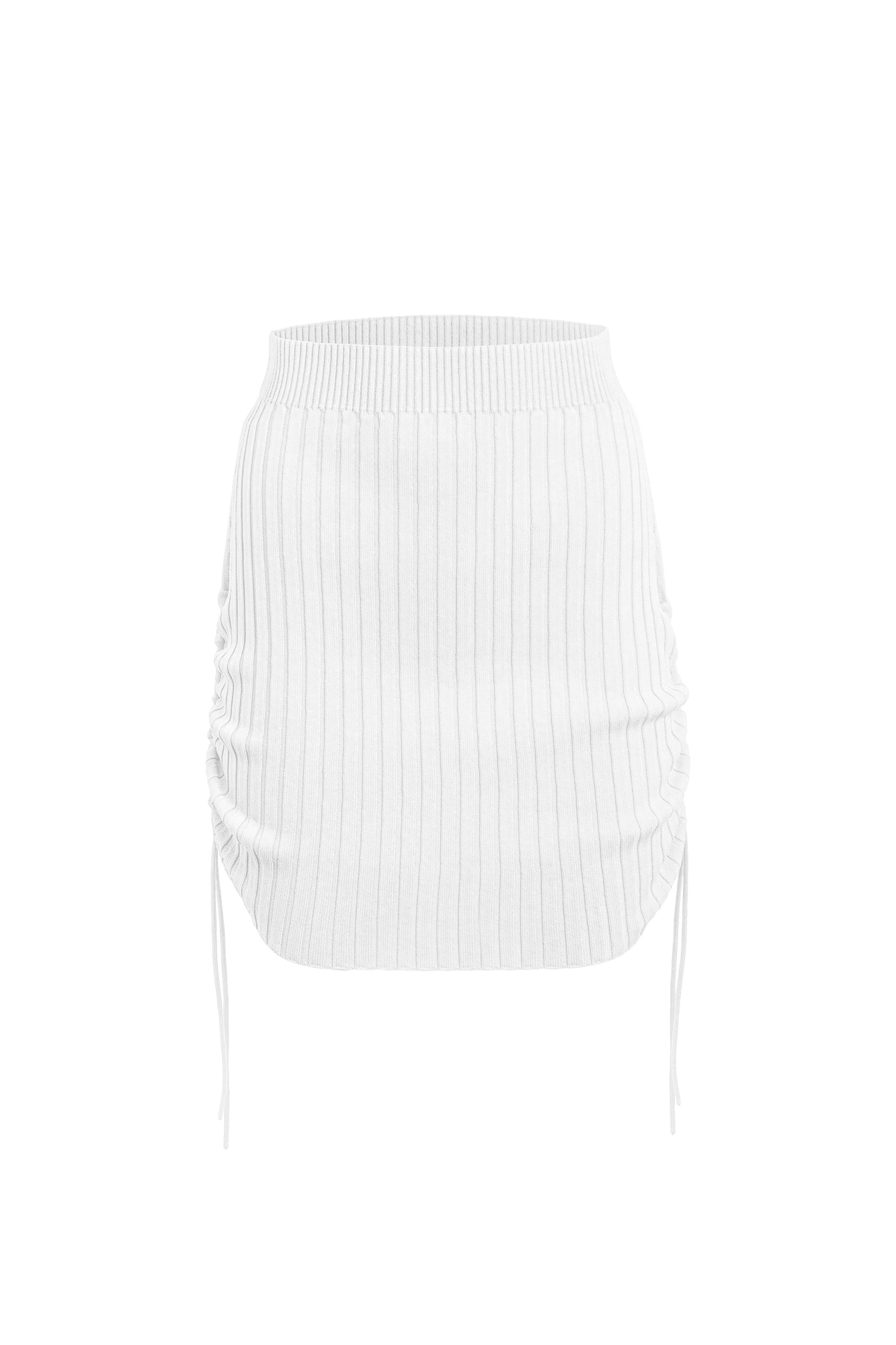 Трикотажная юбка длины мини из вискозы. Модель с драпировкой по бокам, регулируемой кулиской и эластичным поясом на резинке. Дополнить образ можно топом в таком же стиле. 