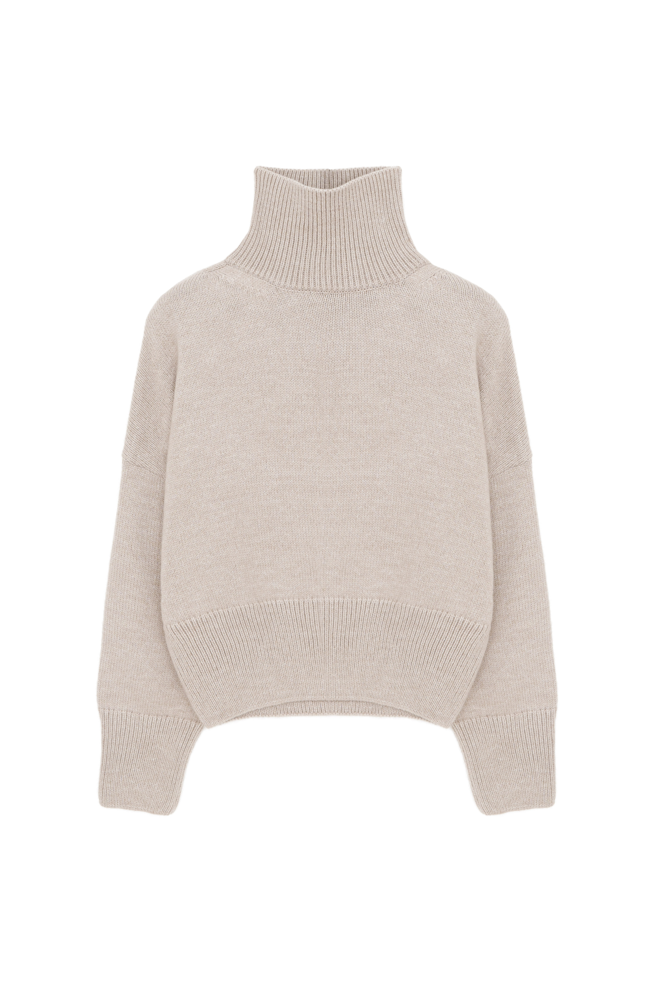Трикотажный джемпер с шерстью альпака. Модель свободного силуэта с высоким воротником, спущенной линией плеча и длинными рукавами. Манжеты и низ изделия в рубчик.