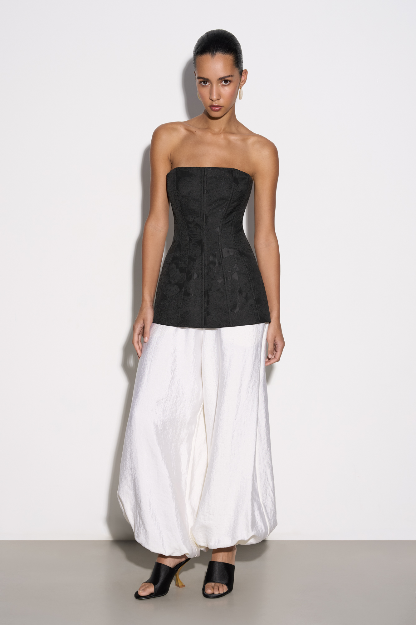 Брюки-аладдины из текстурной вискозы. Модель свободного силуэта с резинкой на поясе и манжетах.