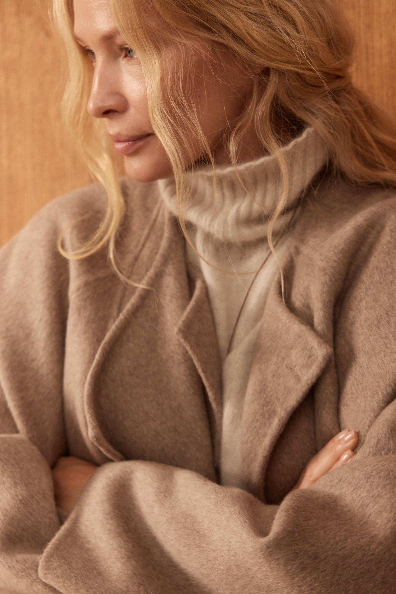 Шерстяное пальто из двусторонней ткани. Модель прямого кроя без воротника. Застежка на скрытые магнитные пуговицы. Изделие без подкладки. Модель декорирована асимметричным лацканом. Пояс из экокожи в комплекте.