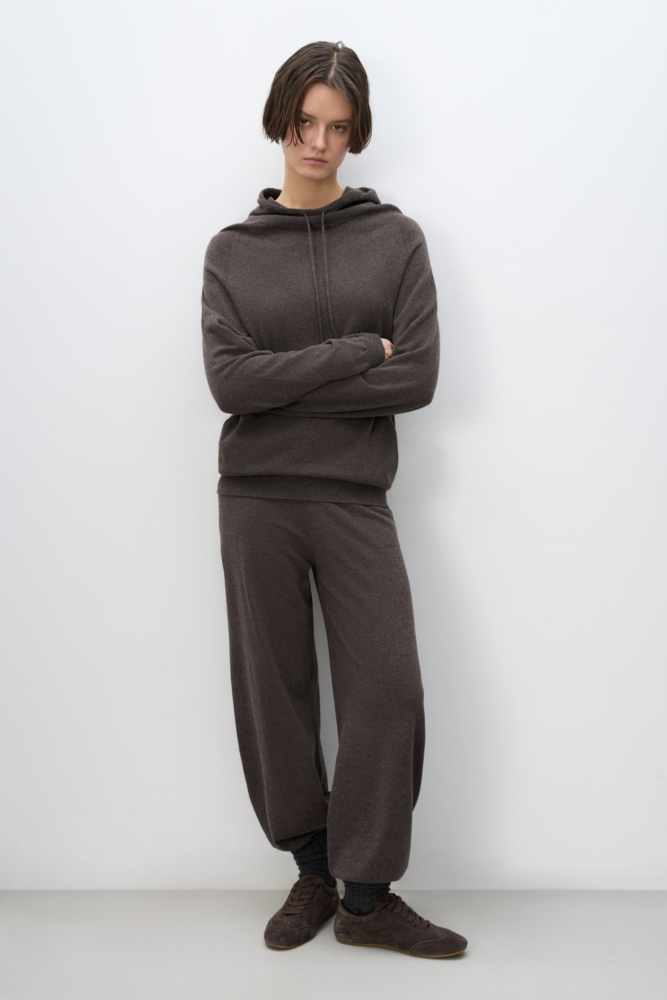 Трикотажные брюки-бананы из кашемира и шерсти. Модель с эластичным поясом, дополненным кулиской, большими накладными карманами и валиками-манжетами.