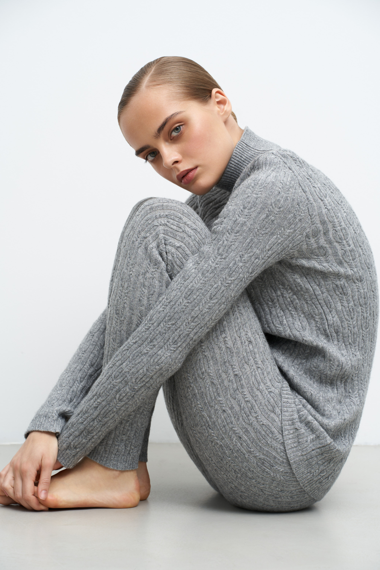 Трикотажные леггинсы из кашемира и шерсти. Модель приталенного силуэта, с эластичным поясом, дополненым кулиской. Изделие декорировано вывязанным узором в виде кос.