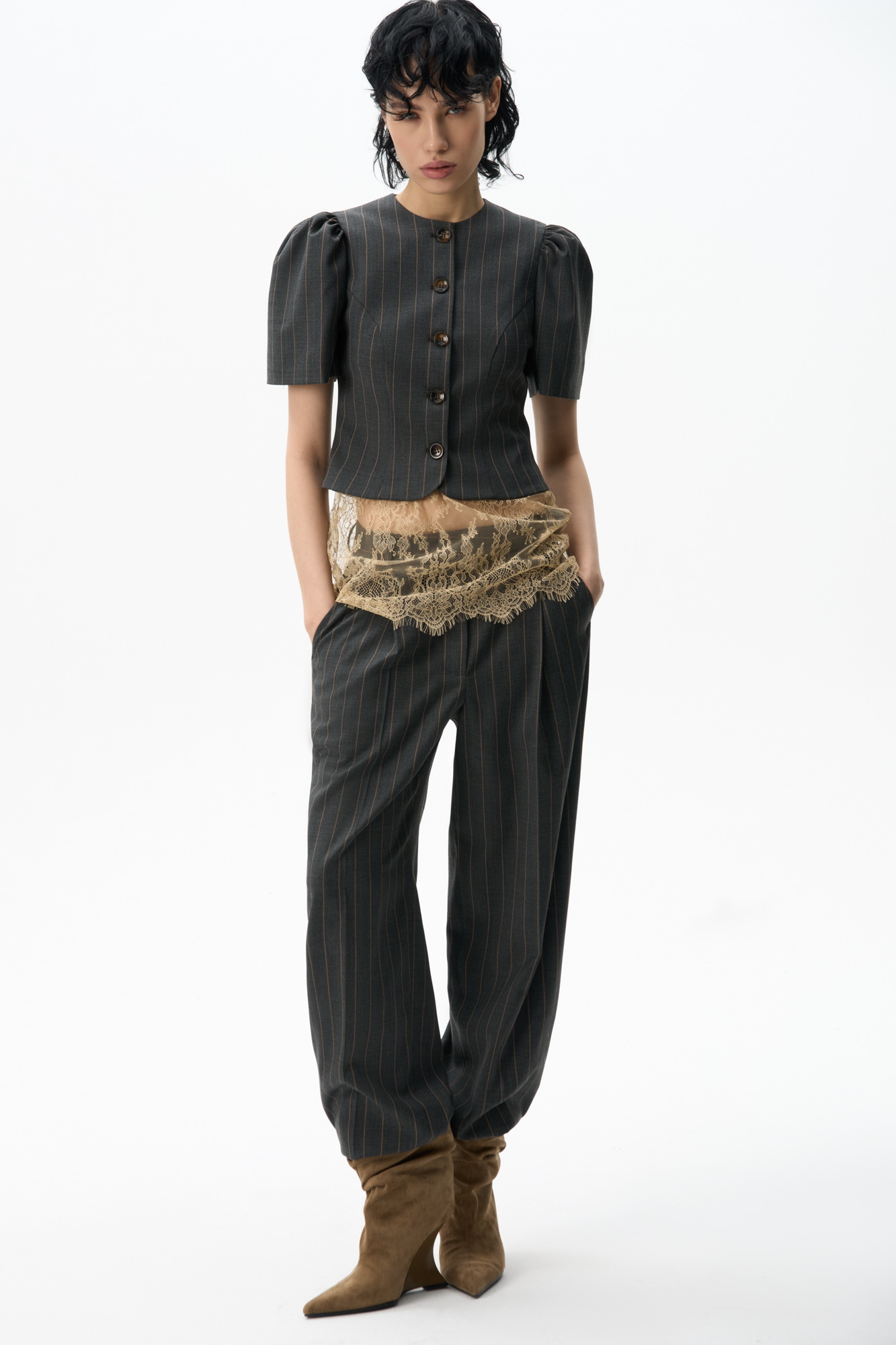 Прямые брюки из шерсти. Модель с защипами на талии, шлевками на поясе для ремня и карманами. Застежка на молнию, крючок и скрытую пуговицу.