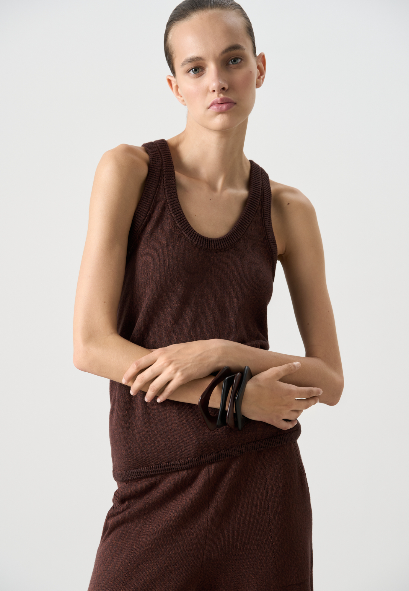 Трикотажный топ из хлопка с добавлением вискозы. Модель прияталенного силуэта, с U-образным вырезом горловины и глубокой проймой.