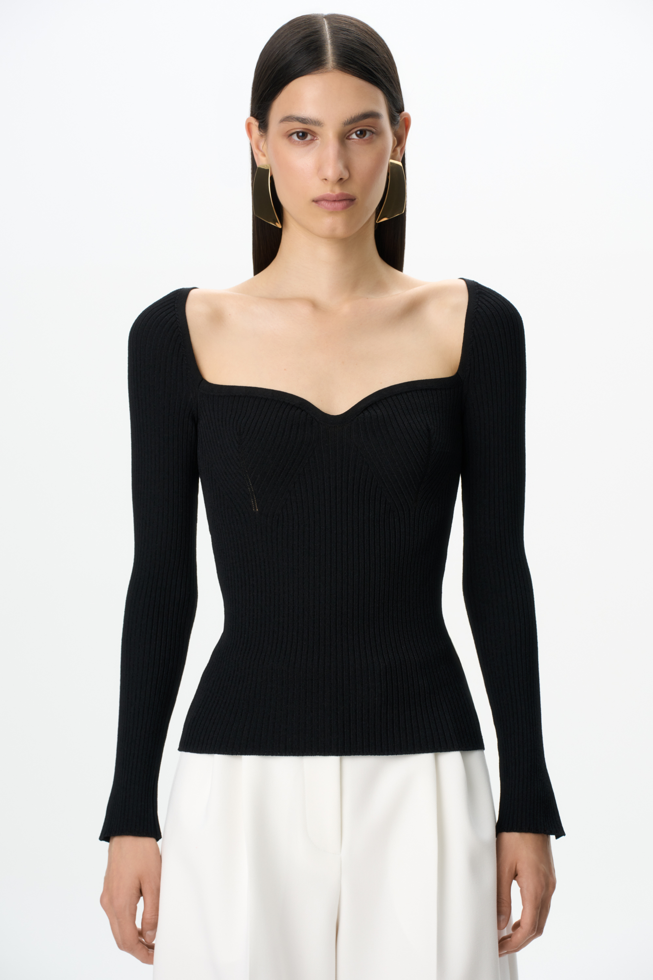 Трикотажный топ из вискозы. Модель приталенного силуэта с вывязанным открытым декольте, длинными рукавами и разрезом на манжетах.