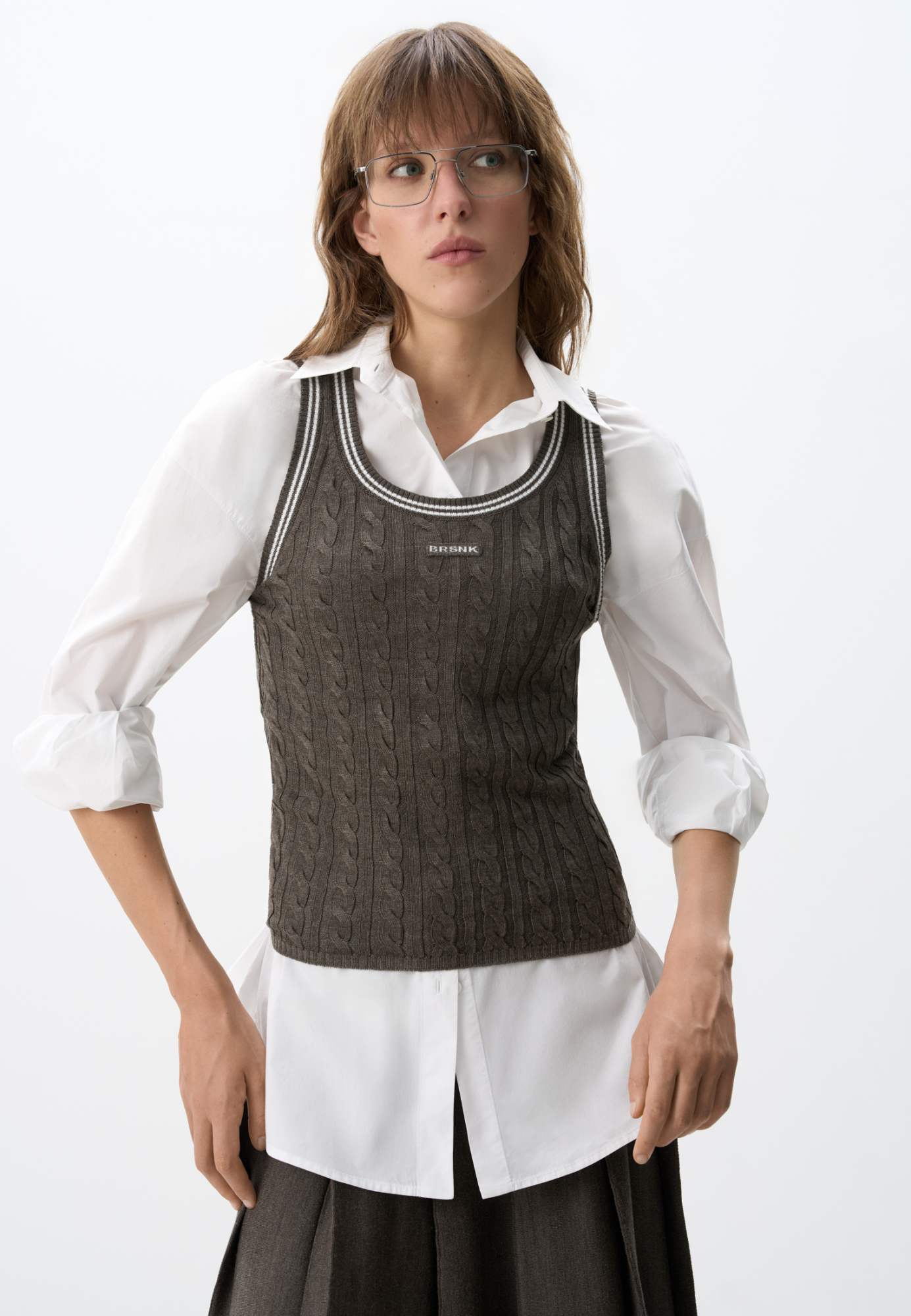 Трикотажная майка из шерсти. Модель свободного силуэта, без рукавов, на широких лямках, с круглым вырезом горловины и глубокой проймой. Изделие выполнено объемной вязкой косами и декорировано контрастным лампасом и логотипом бренда на груди.<br />
