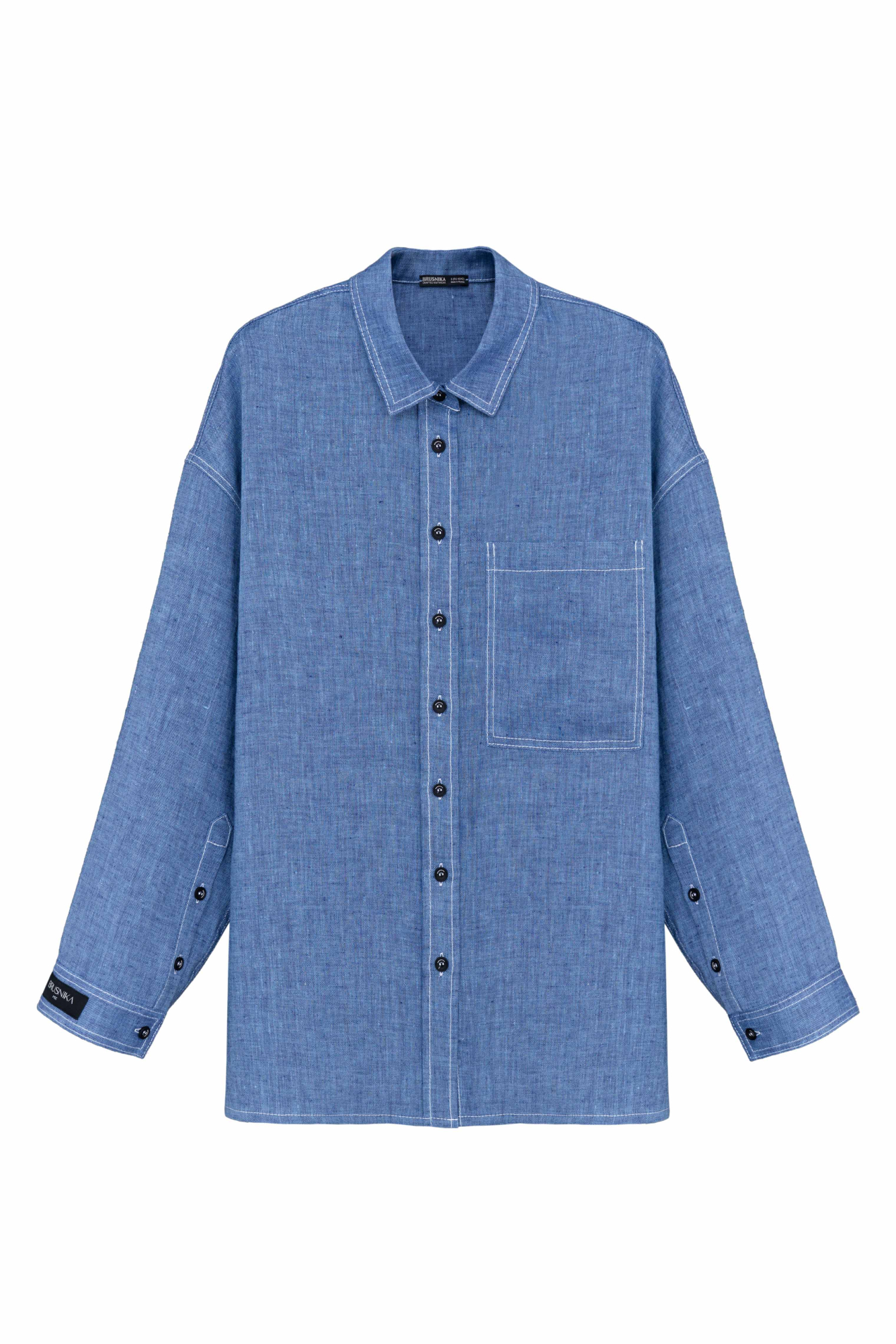 Льняная рубашка с накладным карманом на груди. Модель свободного силуэта с классическим отложным воротником, спущенной линией плеч и большим нагрудным карманом. Застежка на пуговицы. Изделие декорировано брендированным ярлыком на рукаве и пуговицами на манжетах рукавов.