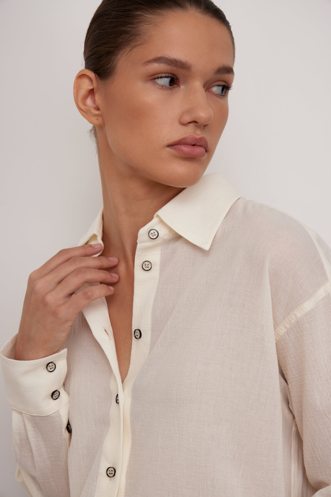 Классическая рубашка из тонкого хлопка. Отложной воротник, длинные рукава с манжетами на пуговица. Застежка на пуговицы.