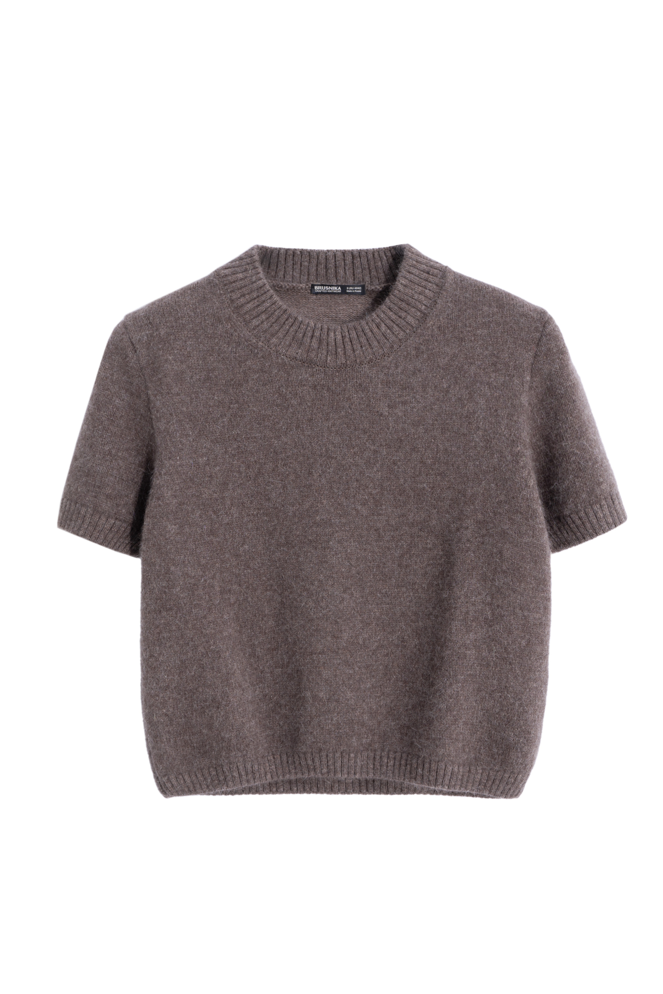 Трикотажная футболка из пуха лисы. Модель свободного силуэта, с коротким рукавом и круглым вырезом горловины. Края изделия выполнены в рубчик. Дополнить образ можно юбкой.