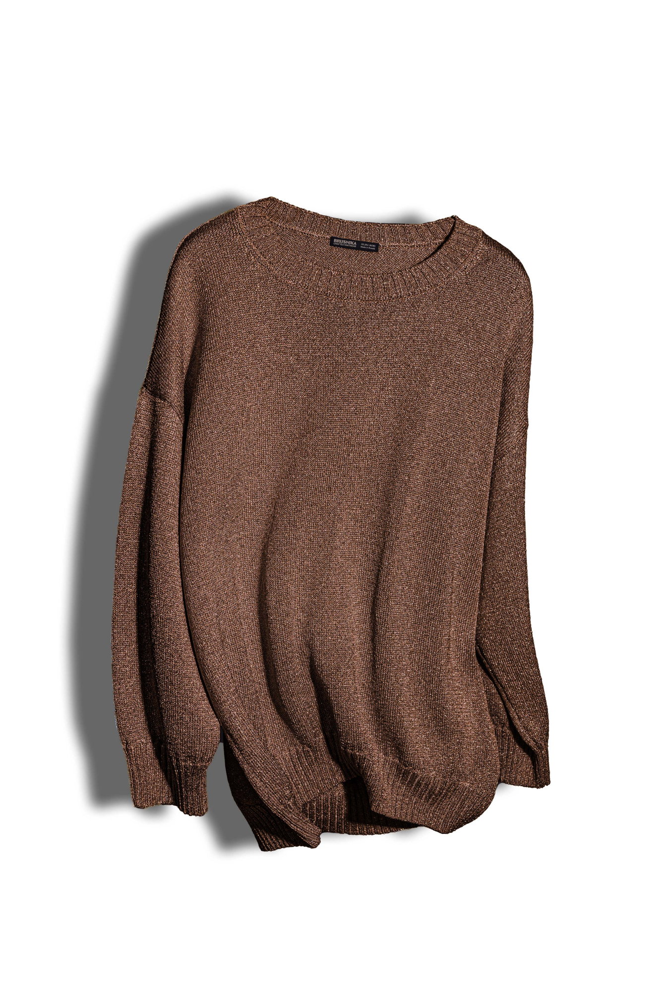 Трикотажный удлиненный джемпер из вискозы с люрексом. Модель свободного силуэта со спущенной линией плеча и круглым вырезом горловины. Края изделия в рубчик.