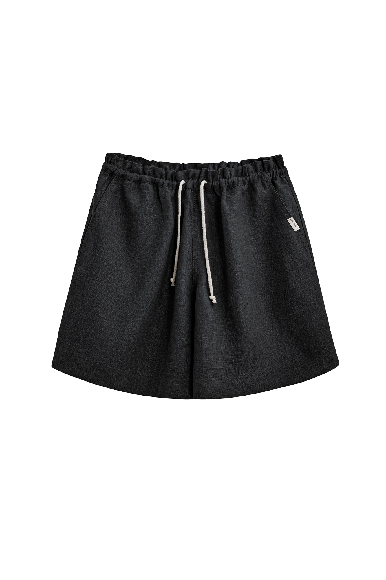 Короткие шорты из 100% льна. Модель свободного кроя, с поясом на кулиске и боковыми карманами.