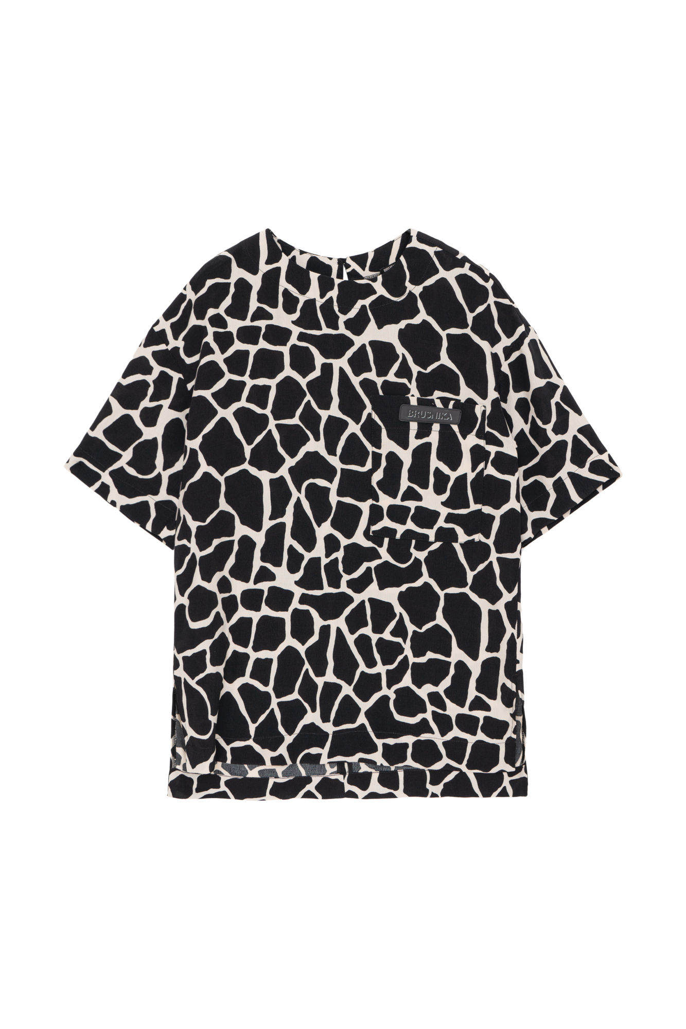 Принтованная футболка из 100% вискозы. Модель прямого кроя, с коротким рукавом, круглым вырезом горловины, накладным карманом&nbsp;&nbsp;на груди и брендированным ярлыком.