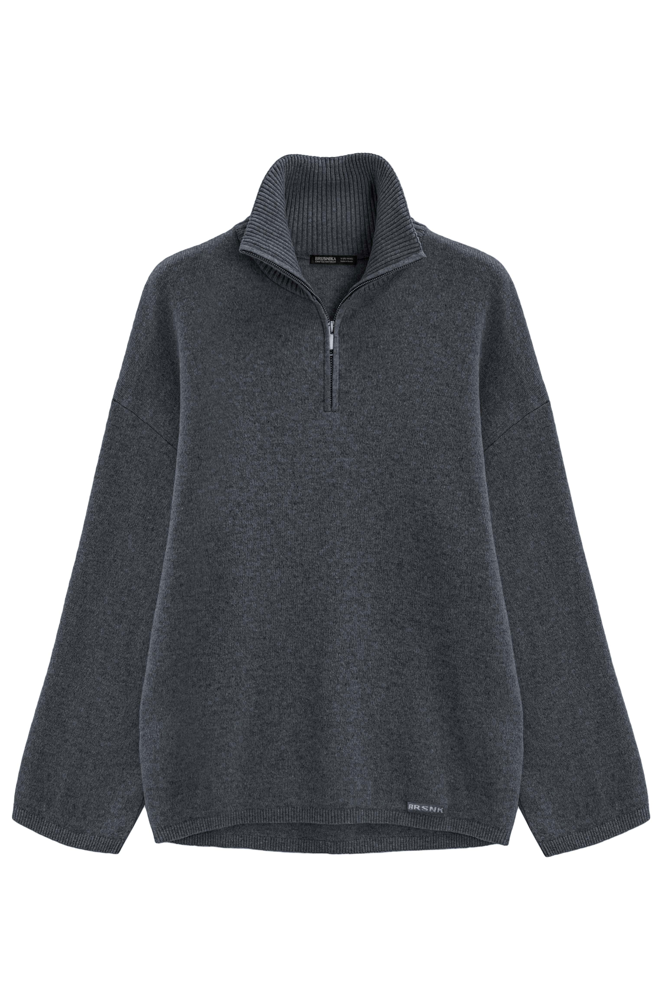 Трикотажный джемпер из кашемира и шерсти. Модель свободного кроя, с высоким воротом на молнии и спущенной линией плеч. Ворот и края изделия выполнены в рубчик. 