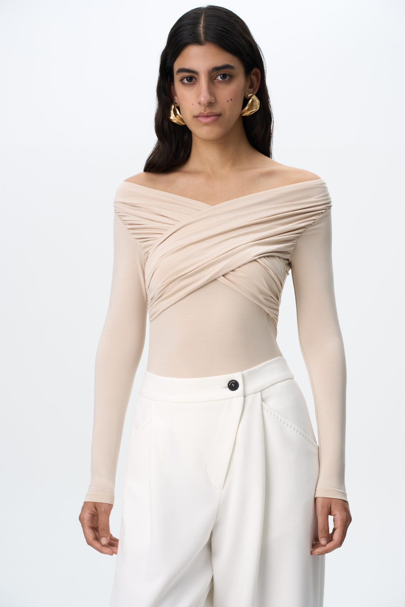 Лонгслив из модала. Модель приталенного силуэта с длинными рукавами. Изделие декорировано перекрутом на груди.