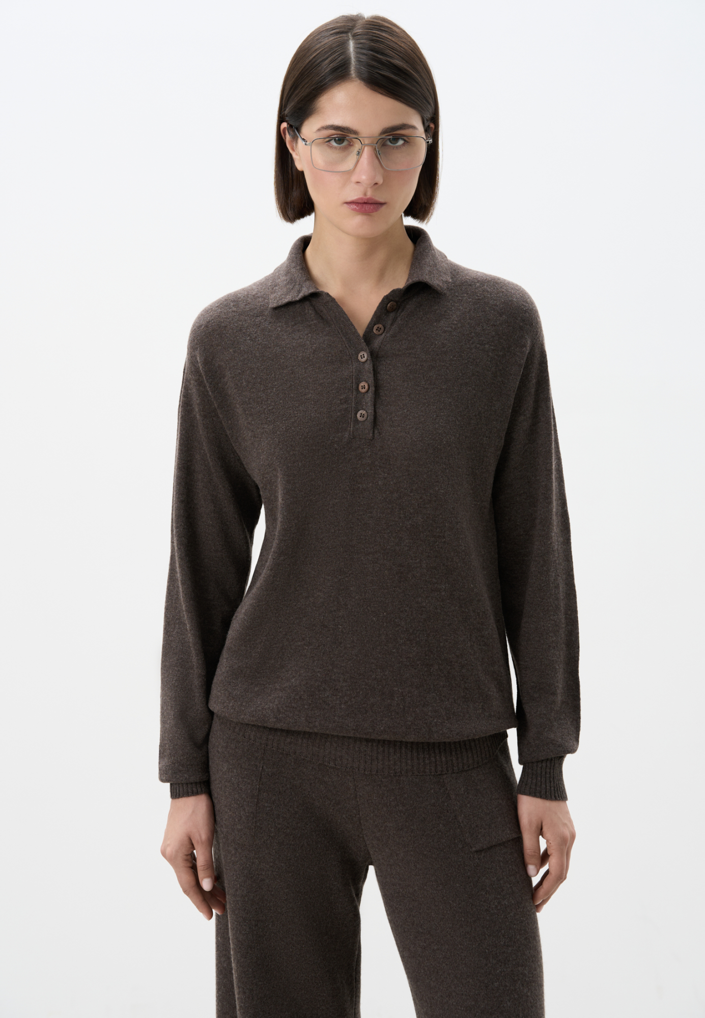 Трикотажный джемпер из кашемира и шерсти. Модель прямого силуэта со спущенной линией плеча и воротником поло на пуговицах. Манжеты рукавов и низ изделия выполнен в рубчик.