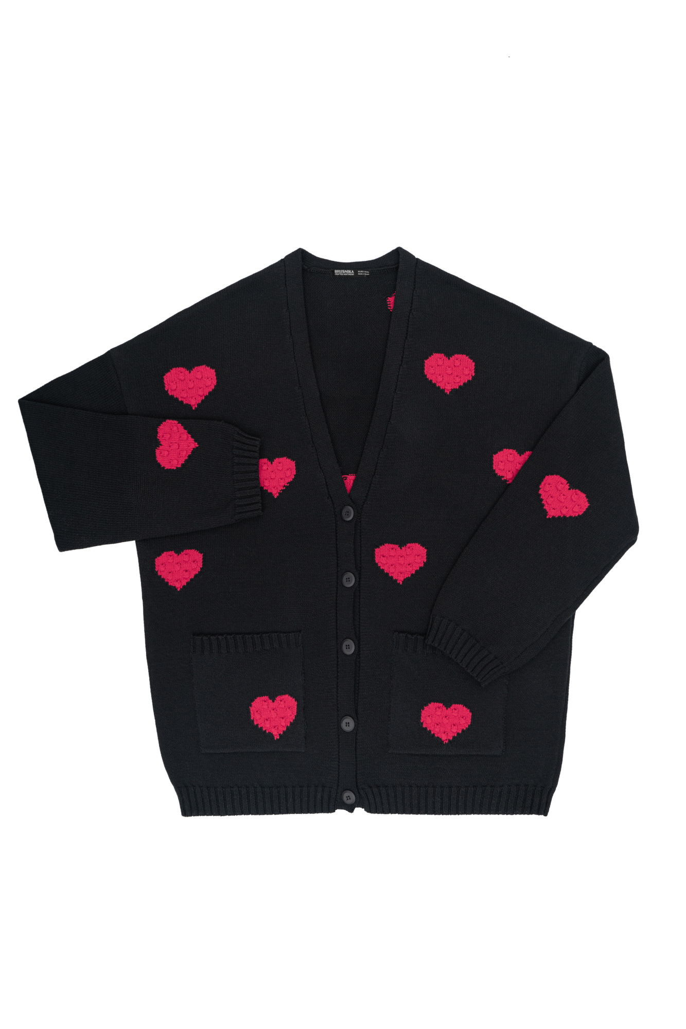 Свободный кардиган с V-образным вырезом и вывязанными&nbsp;&nbsp;сердцами. Застежка на пуговицы.
