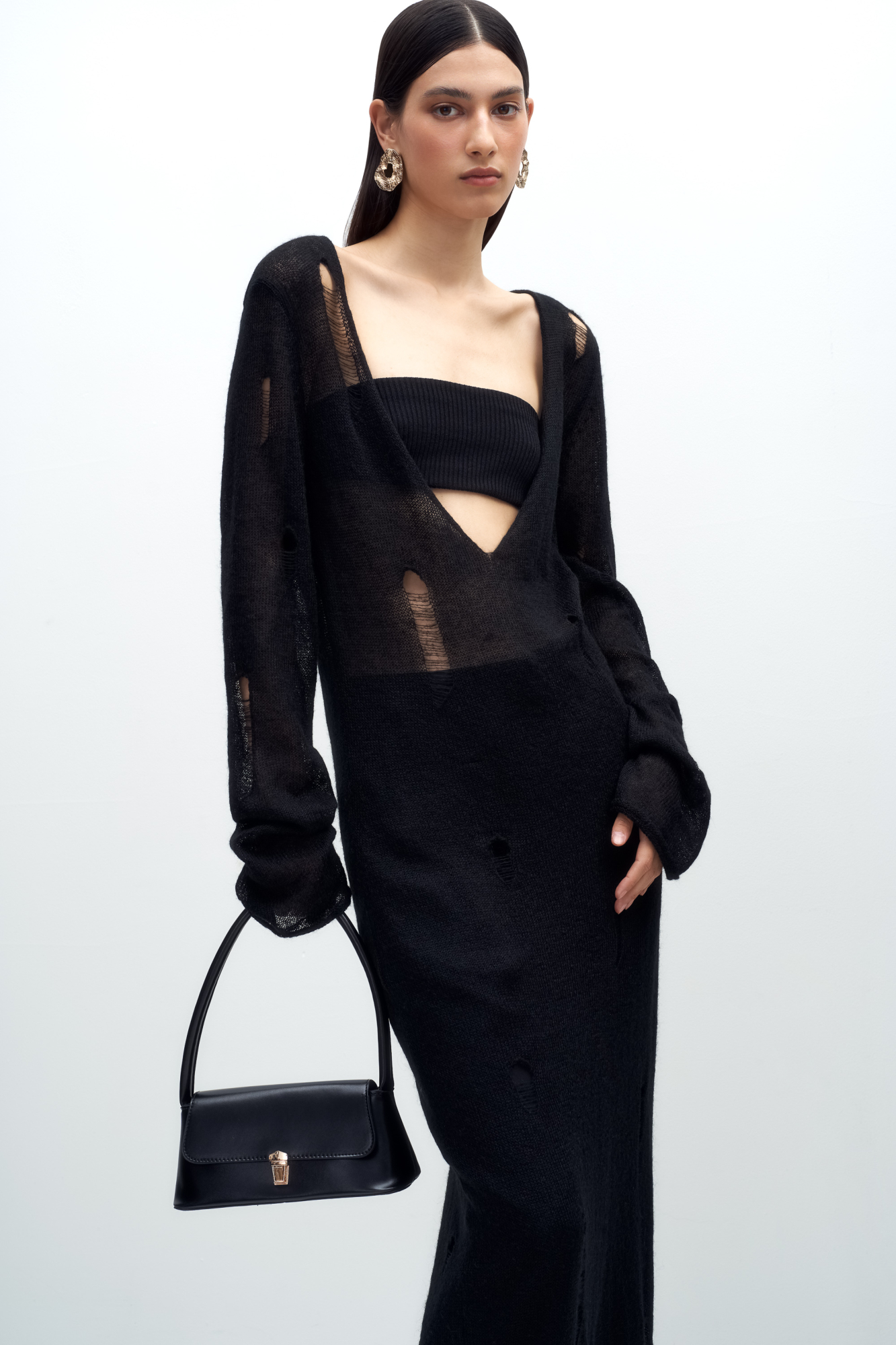 Трикотажное платье из смесовой пряжи с добавлением мохера. V-образный вырез и разрезы в стиле гранж.