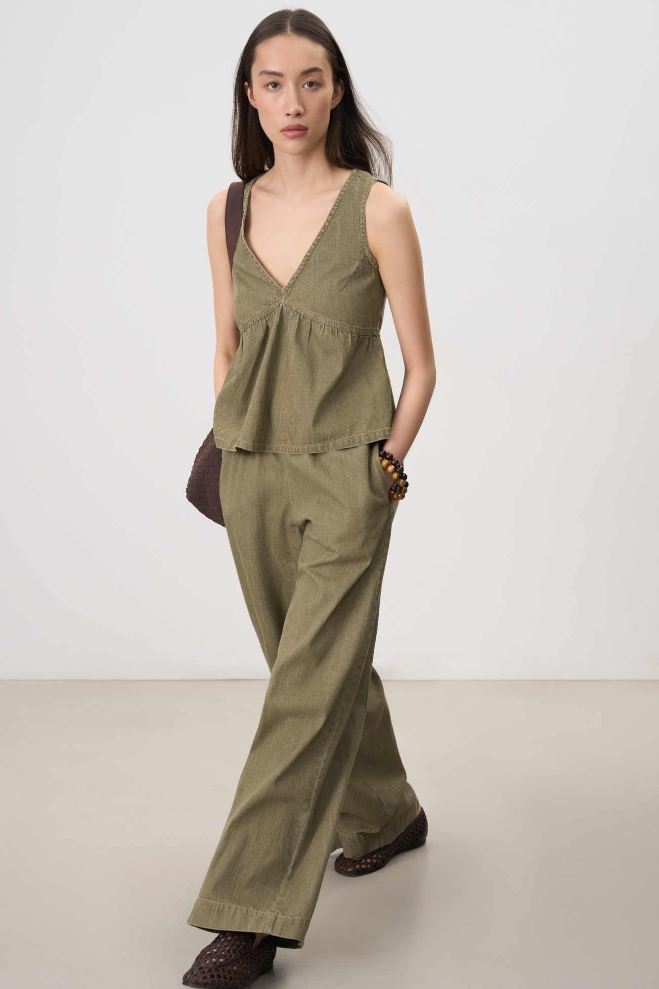 Джинсы из тонкого хлопка. Модель свободного кроя со средней посадкой. Изделие на регулируемой кулиске.