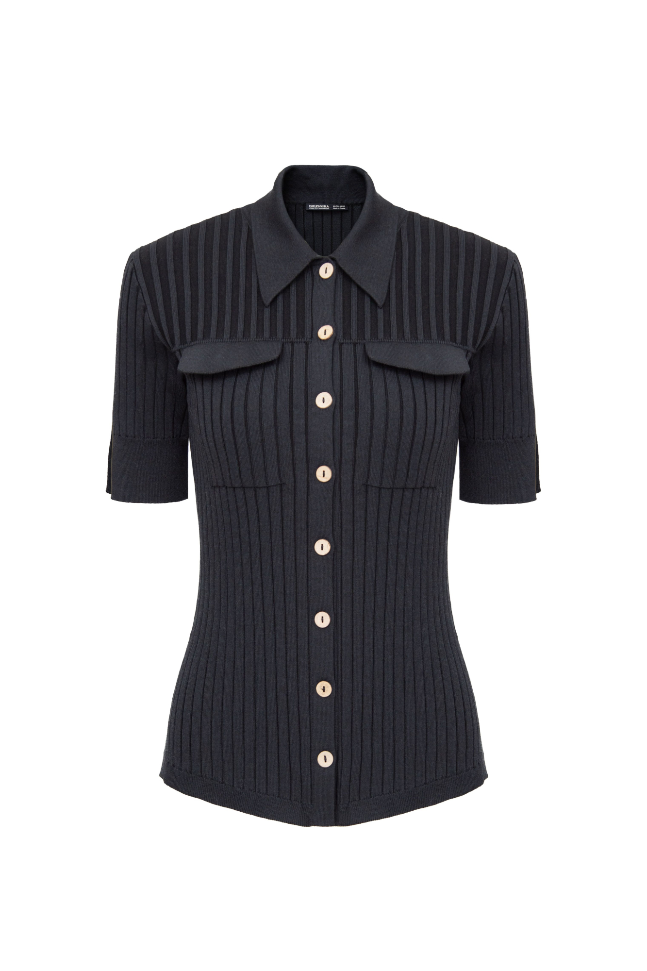 Трикотажная футболка из вискозы в широкий рубчик. Модель приталенного силуэта с отложным воротником, небольшими разрезами на манжетах и имитацией карманов на груди с клапанами. Застежка на пуговицы. 