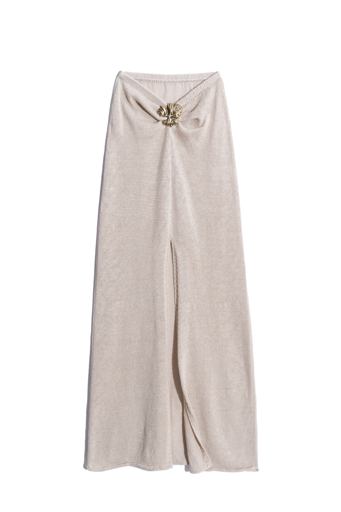 Трикотажная юбка длины макси изо льна с люрексом. Модель с высоким разрезом спереди, валиком на подоле и акцентным элементом на поясе.