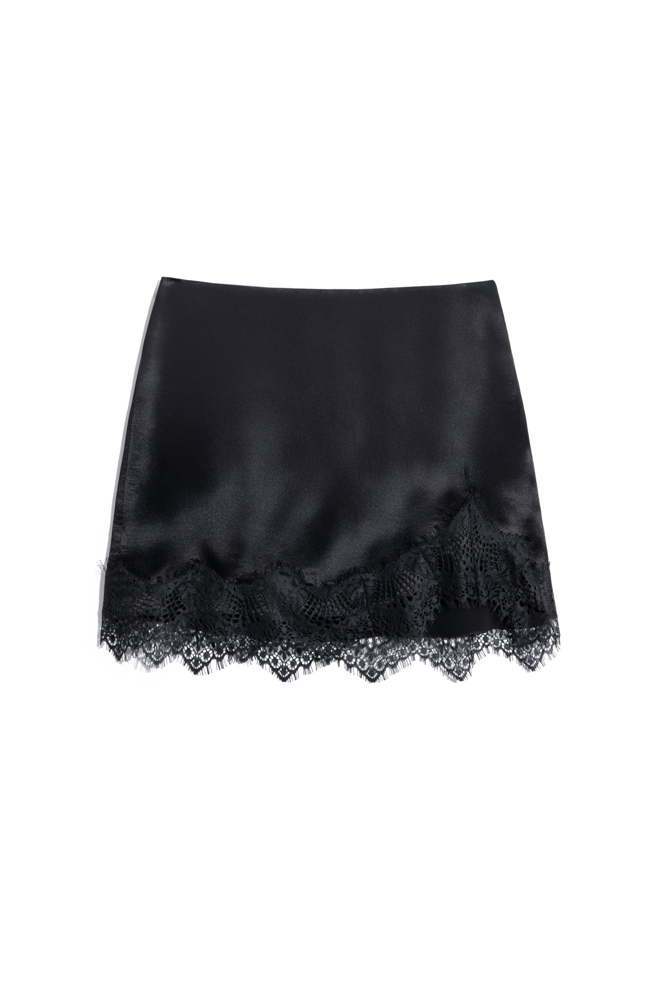 Атласная юбка длины мини. Модель с асимметричным низом, декорированным кружевом. Застежка на потайную молнию.