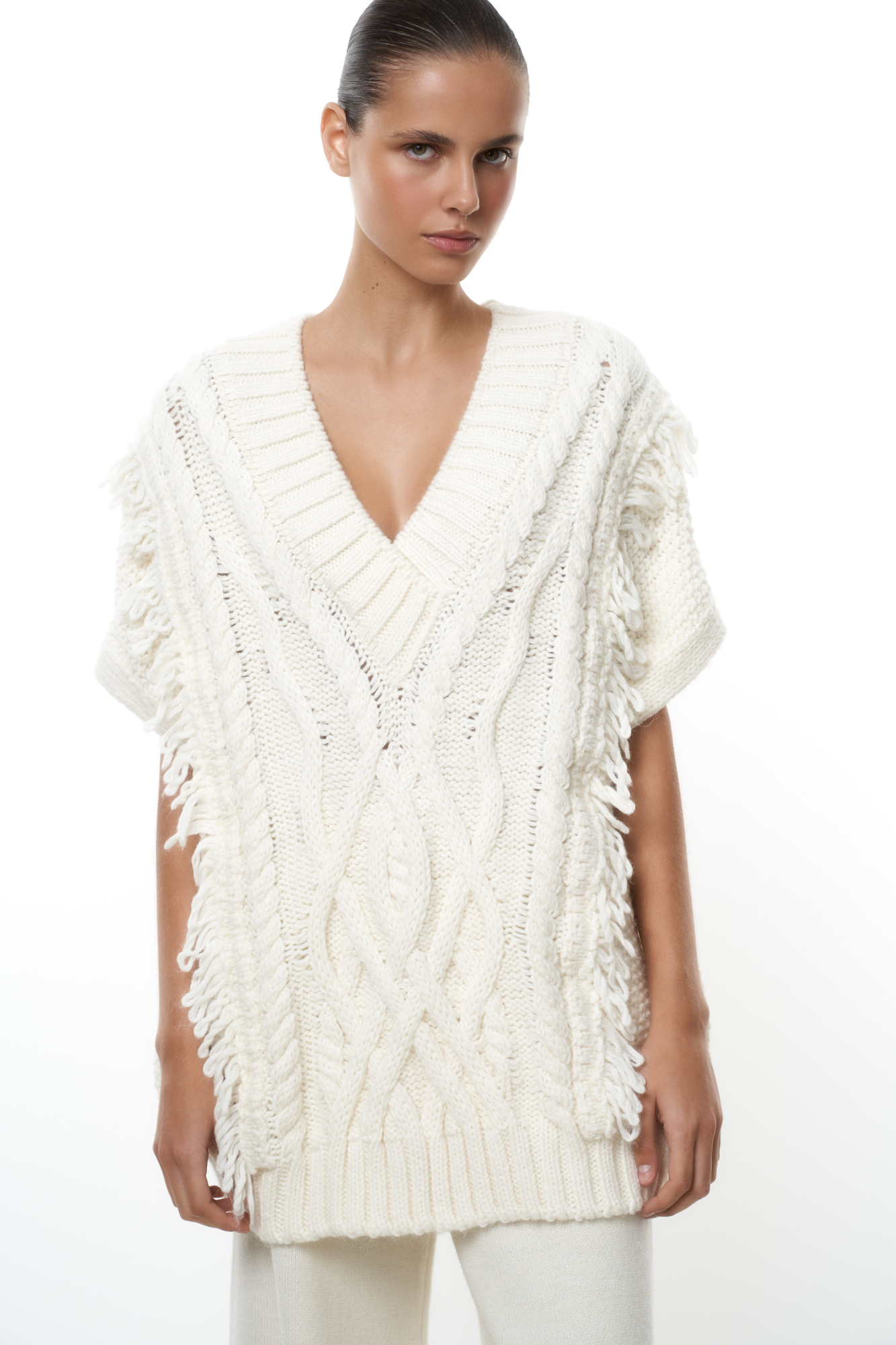 Трикотажный жилет из шерсти альпака с бахромой и V-образным вырезом.