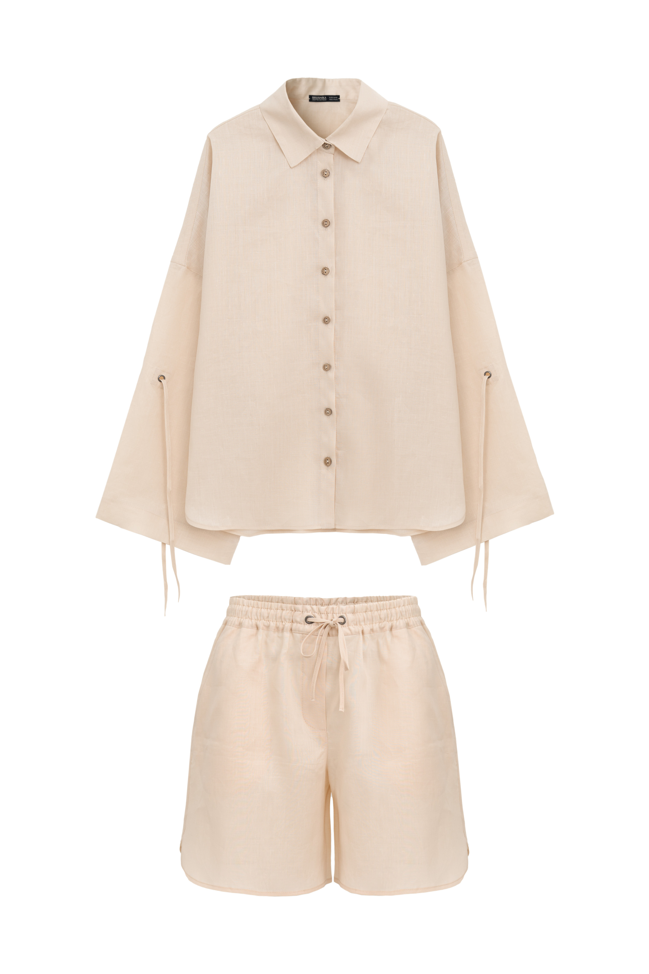 Комплект из 100% крапивы, состоящий из рубашки и шорт. Рубашка с длинными расклешенными рукавами на кулиске, классическим отложным воротником и застежкой на пуговицы. Короткие шорты с боковыми карманами и эластичным поясом на резинке.