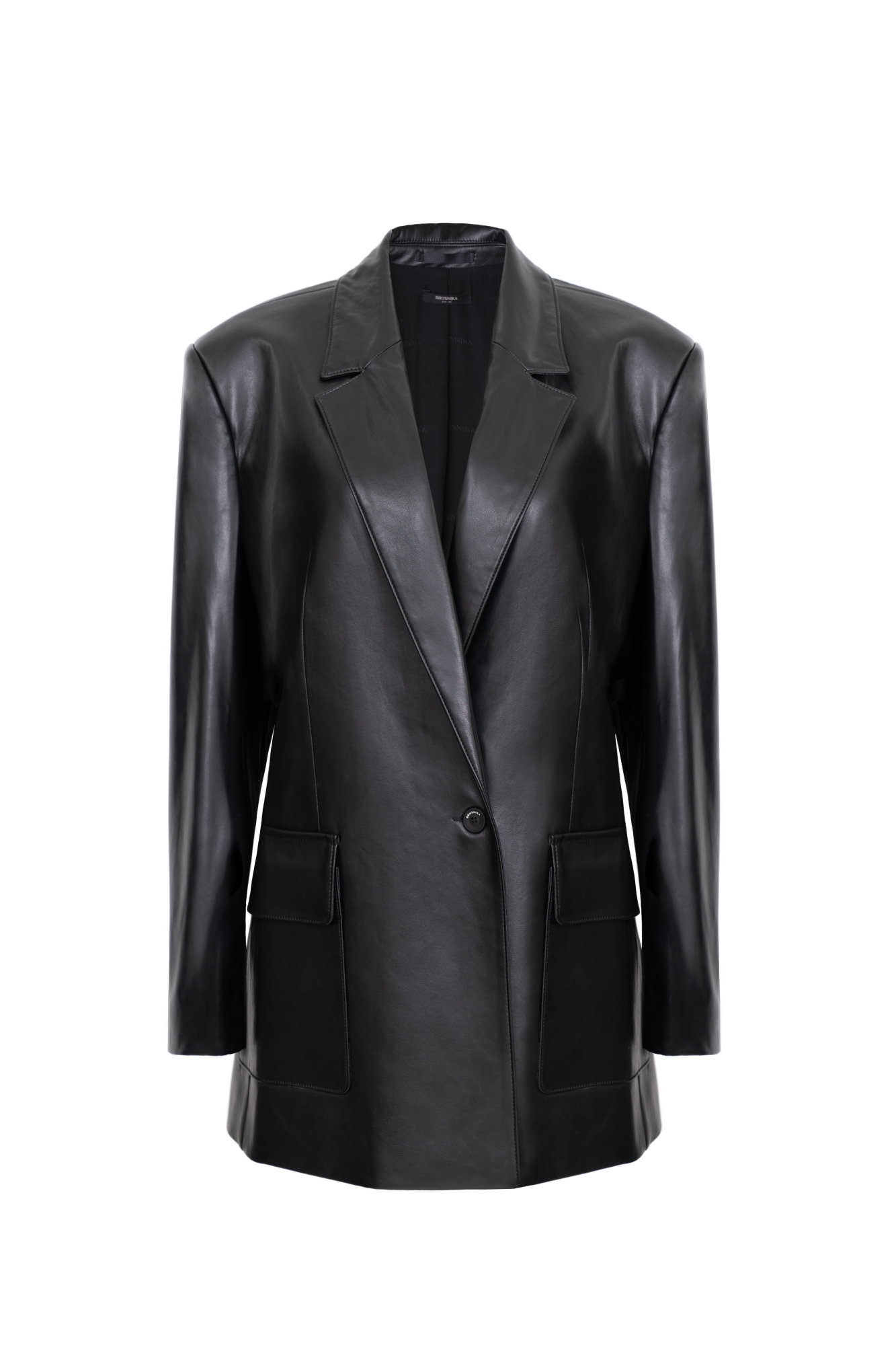 Удлиненный жакет из экокожи свободного кроя с прямоугольными лацканами. Застежка на пуговицу. Два боковых кармана с клапанами.